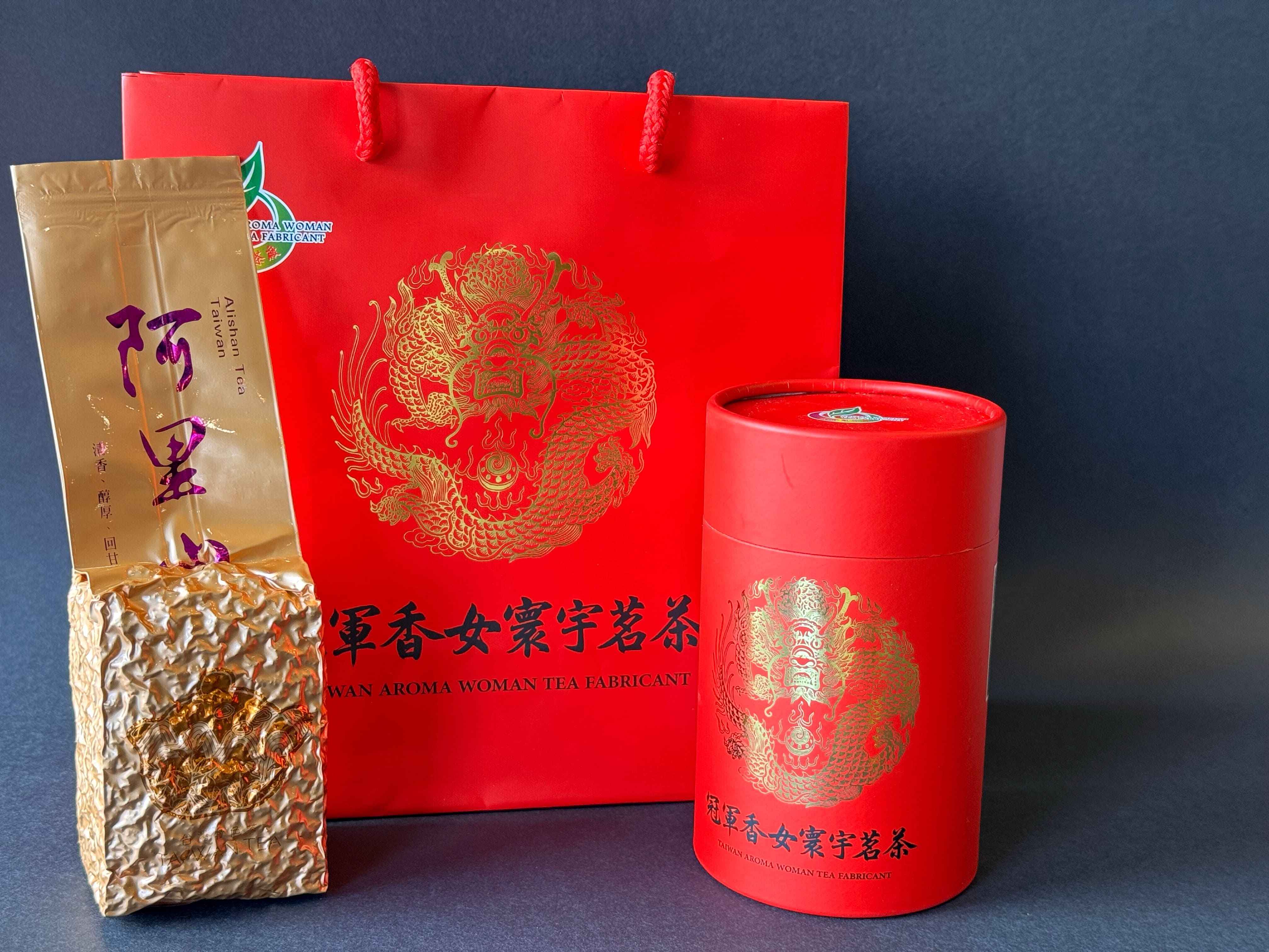 阿里山高山茶因高山雲霧孕育而生，凝聚了純淨水源與獨特氣候的精華，以卓越品質和獨特風味聞名於世。我們秉持職人精神守護每片茶園，從清晨手採鮮嫩的一心二葉，到深夜專注炒菁，再透過火候精準的焙火技術掌握茶韻，每一道工序都承載茶師的用心與汗水。茶湯入口清雅香氣與層次回甘，不僅呈現阿里山茶的純粹韻味，也是台灣在國際茶界的驕傲代表。