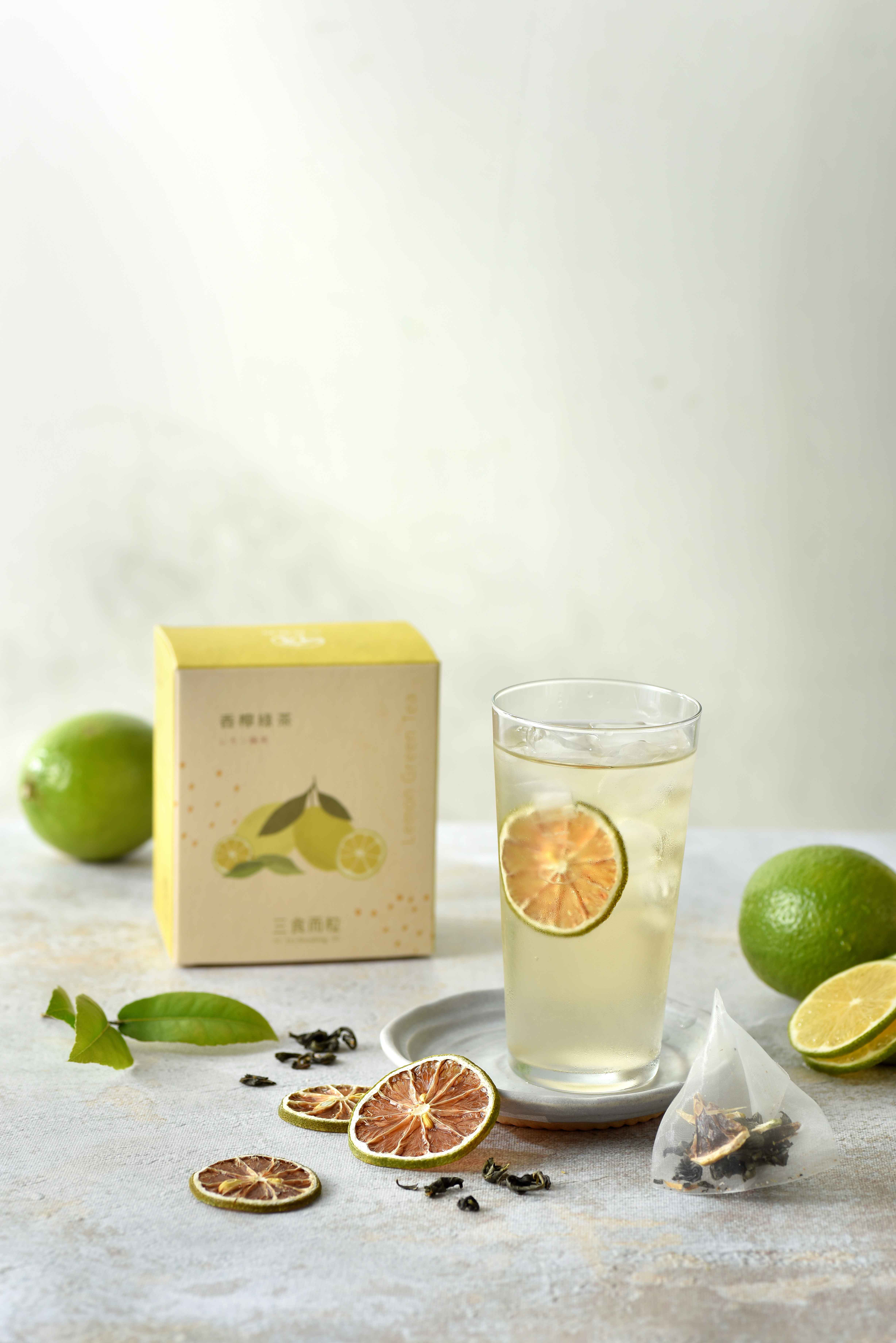 低溫烘焙乾燥的檸檬，搭配國內茶農種植優質精選綠茶；
<br />淡淡酸酸的檸檬以及綠茶的清香，邀您一起品味在地果茶香。