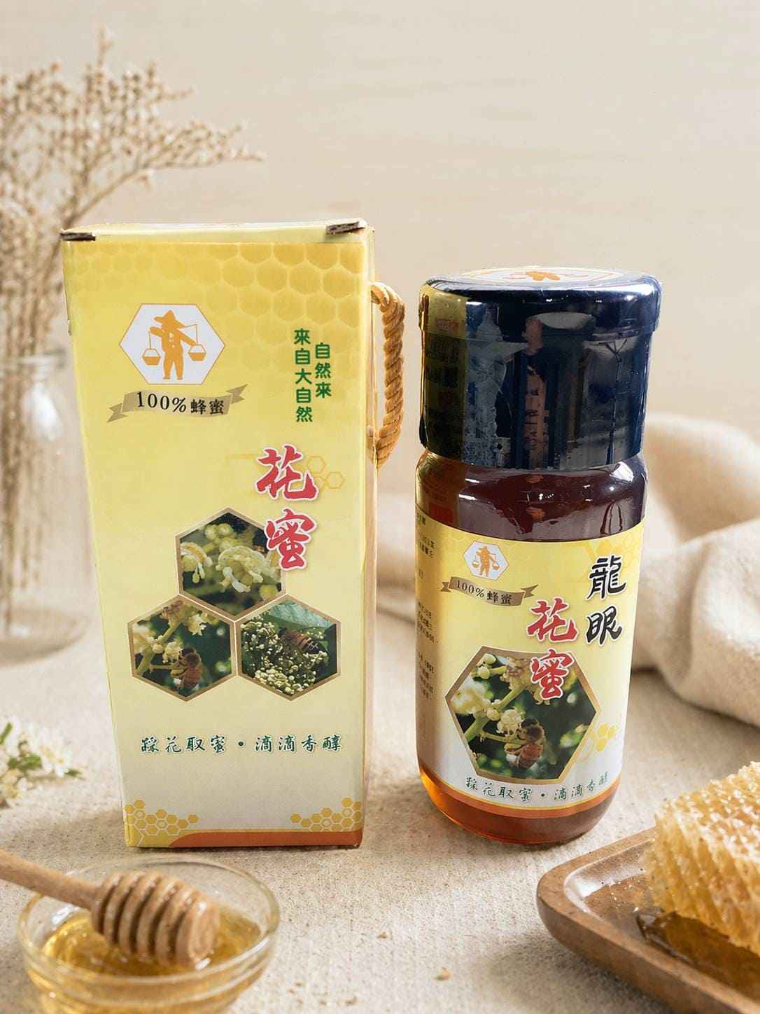 由蜂農自產自採，純天然無添加。蜜色琥珀透亮，帶有龍眼花自然清香，風味濃郁甘醇、甜而不膩，適合沖泡飲用。展現台灣在地龍眼花蜜特色。<br /><br />🍯 建議食用方式<br /><br />📌 溫水沖泡，享受純天然蜂蜜風味。<br />📌 加入茶飲或咖啡，提升口感，取代精製糖。<br />📌 搭配麵包、優格、燕麥，打造健康早餐。<br />📌 製作蜂蜜檸檬水，清涼爽口，全家適用。<br /><br />保存方式：請置於陰涼處
