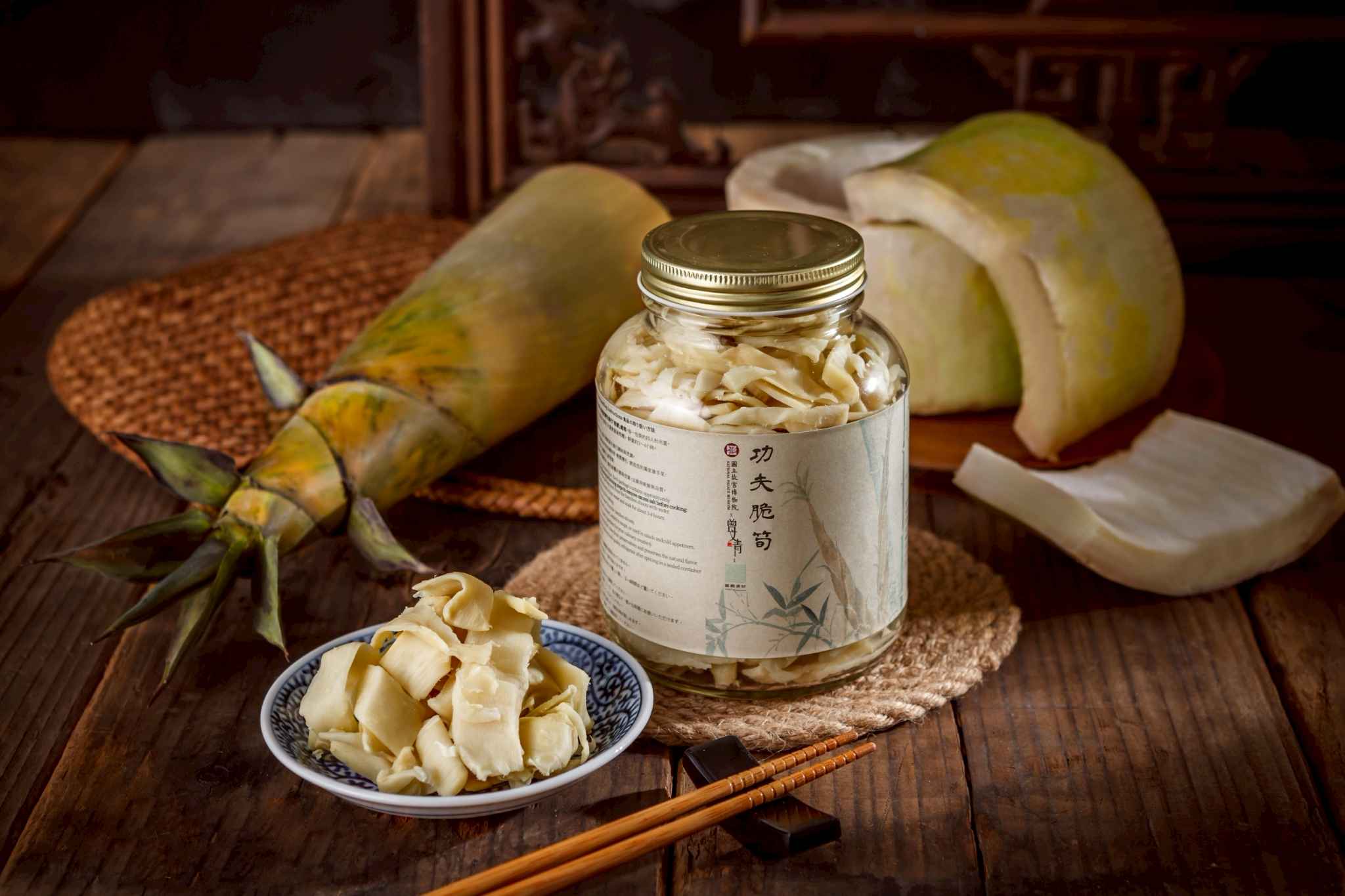 嘉義縣大埔鄉自然農法盛產麻竹筍，經過農夫挑選到工廠進行加工都不馬虎。<br />產品成份單純，無添加人工色素及防腐劑，適合各年齡層的消費者。<br />部位落在麻竹筍本身的頭部，切片厚實更具有爽脆的口感，透過料理，可多種呈現。