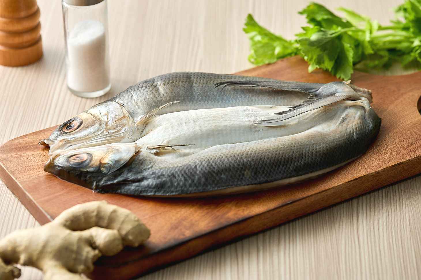 採用布袋新塭地區的虱目魚,養殖期間8-10個月.<br />肉質細緻,整尾去刺處理,<br />適合抹鹽乾煎。厚實的肉質,讓你品嘗到鮮甜美味