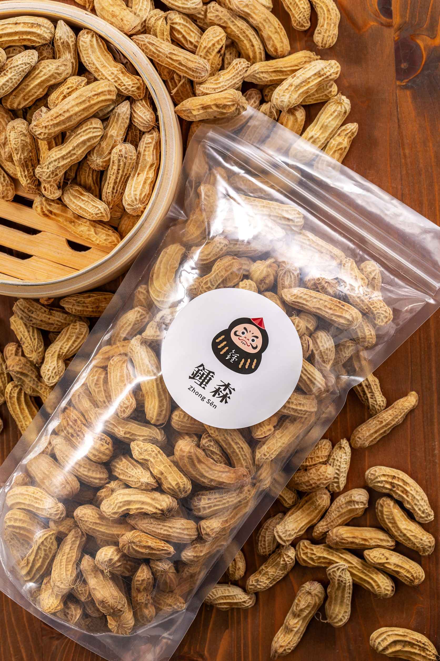 品牌起源：<br />從小跟著長輩接觸花生，其中經歷就學，到國外打工也是從事農業類別，起初只是簡單想著台灣農業要是沒有年輕人接著做以後就會慢慢沒落，到國外後看著國外的農場加工自動化，想著要是台灣的花生也能這樣，一定可以減輕人力需求及自動管理化，希望更能將台灣農業普及，吸引更多青農回鄉工作，既然要做就要盡力做好。<br /><br />品牌理念及優勢：<br />我們秉持自然簡單健康的產品，推向更多元的群眾，蒸氣花生不再侷限只是傳統零食，而是從鄉間到都市、從高齡者到不同職業身分都會選擇的產品。<br /><br />品質承諾及願景：<br />我們挑戰環境友善，減少及謹慎使用農藥，利用輪作的方式來讓每季的花生都有良好的種植環境，降低農藥殘留可能，永續農業保護在地生態，讓人類與環境生態共存，也能吃到安全且安心的產品。