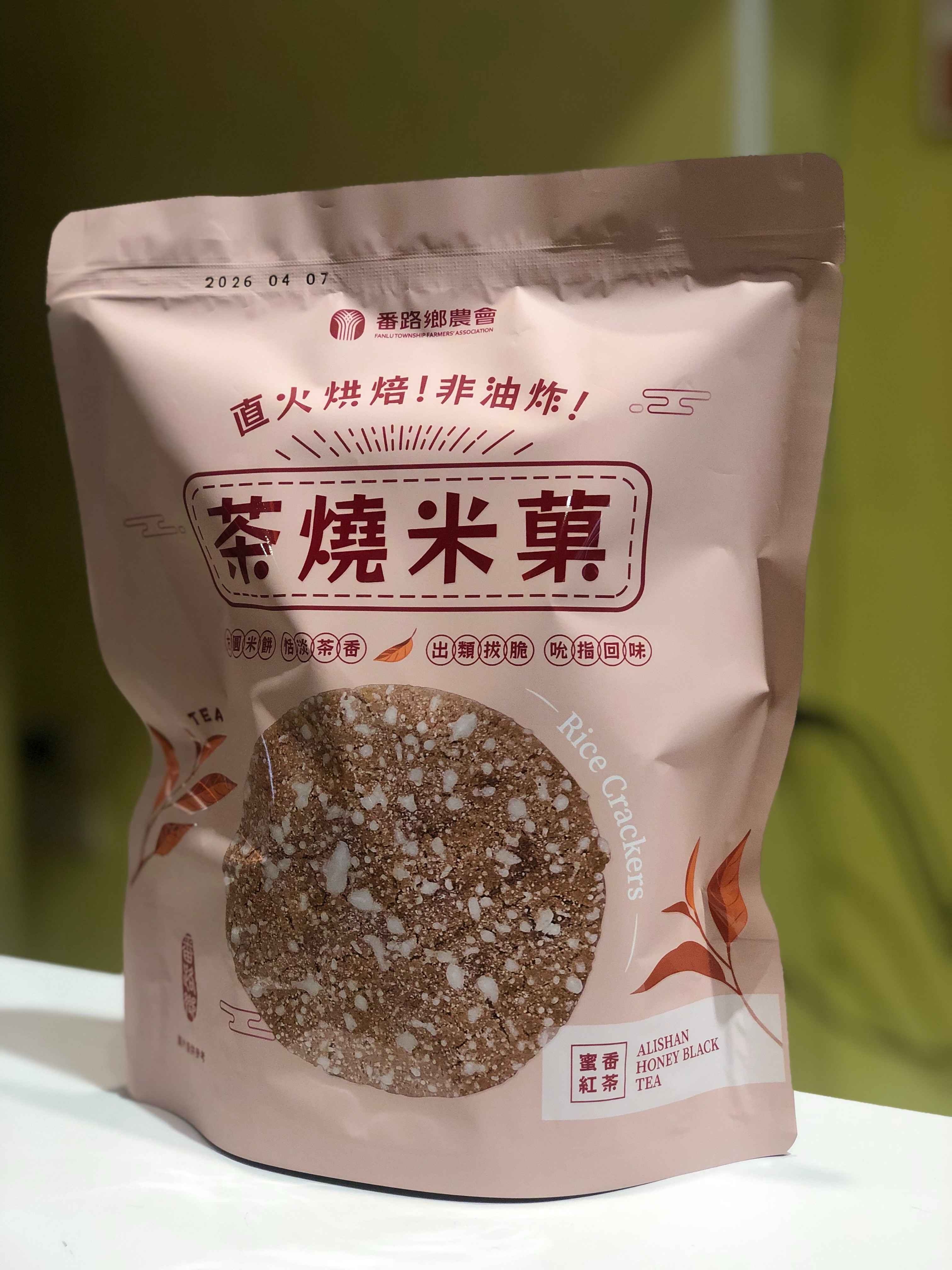 精選原料：<br />嚴選來自台灣宜蘭的頂級米胚，稻米在純淨水源灌溉下茁壯成長，品質卓越，安全可靠。<br />獨特工藝：<br />將米胚與阿里山蜜香紅烏龍茶完美結合，非油炸、直火烘焙技術，既保留了食材的營養，又提升了口感的層次。<br />每一口都散發著阿里山紅烏龍的恬淡蜜香，酥脆中帶著濃郁的茶香，讓人回味無窮。<br />健康美味：<br />蜜香紅茶-茶燒米菓(雪花)，恬淡爽脆，充滿健康能量，當零嘴、搭配茶與咖啡更是完美絕配。