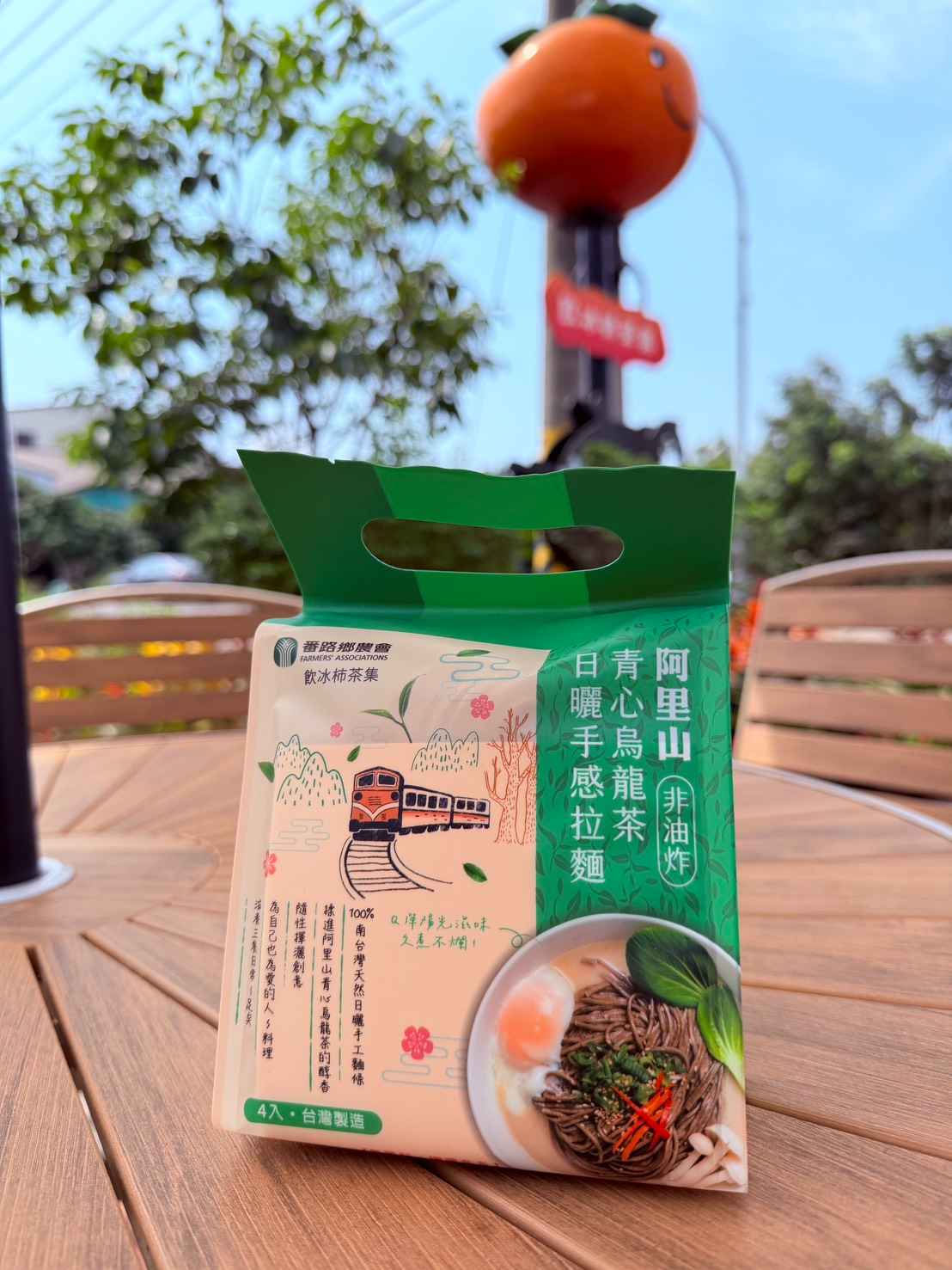 100%南台灣天然日曬手工麵條<br />揉進阿里山青心烏龍茶的醇香<br />隨性揮灑創意<br />為自己也為愛的人~料理<br />滋養三餐日常~足矣。                                                                                              採用有「產銷履歷」驗証的原片茶葉~研磨為細緻粉末揉進麵裏以為「麵之靈魂」，手工傳承製麵技法，結合南台灣微炙豔陽，讓麵條Q彈帶勁、爽口解油膩，堪稱為麵中極品。