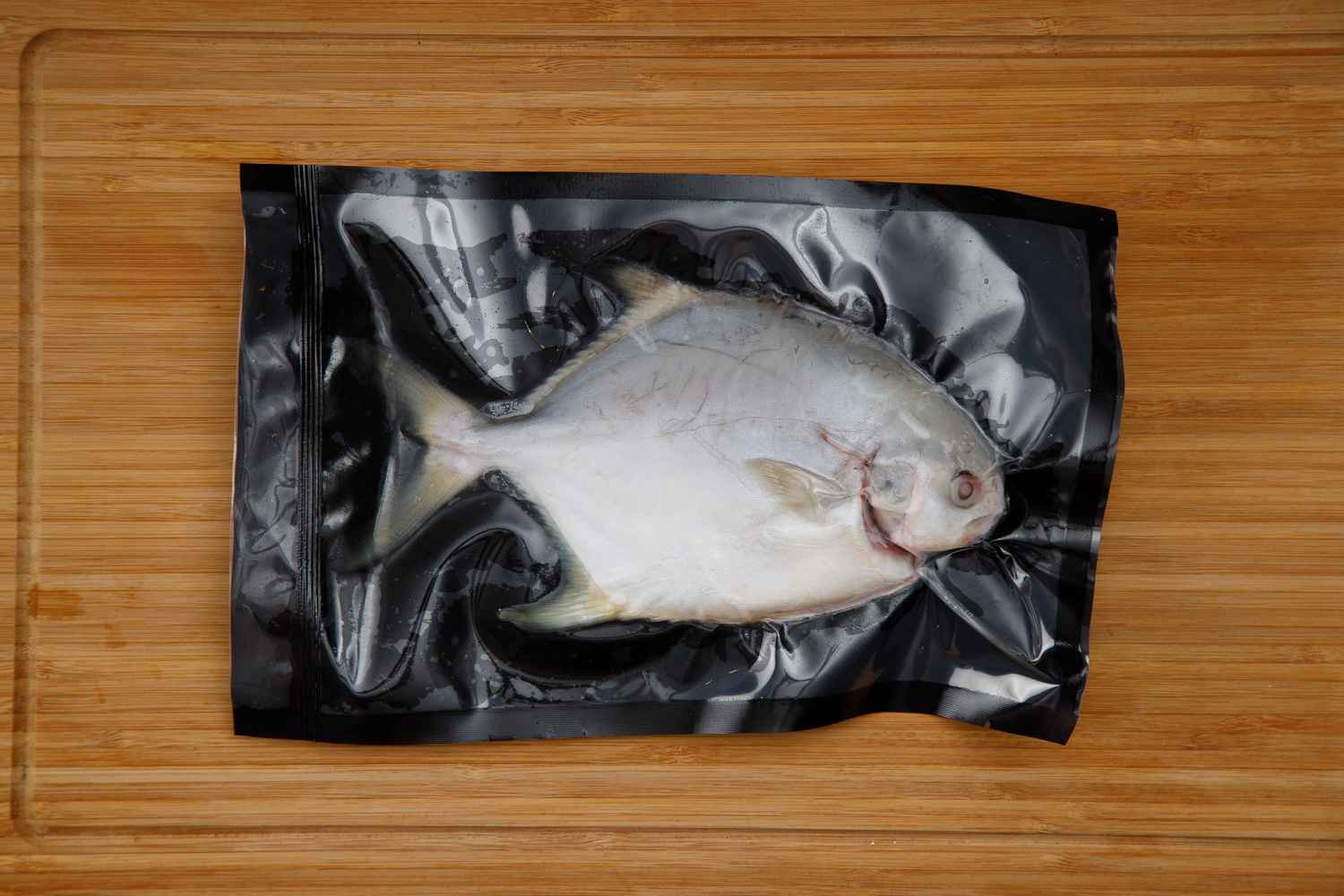 黃金鯧因魚鰭部位帶有金黃色澤故名之；黃金鯧皮薄Q彈，肉質細緻中帶紮實，肉量飽足又多汁，屬清甜的魚種。<br />  由於沒有小剌，吃起來特別放心，且不同部位品嘗起來風味各有特色；魚肚皮Q有膠質感、適度魚油鮮甜不膩；魚背及魚尾口感微Q，飽含湯汁且無細刺，吃來最是過癮！