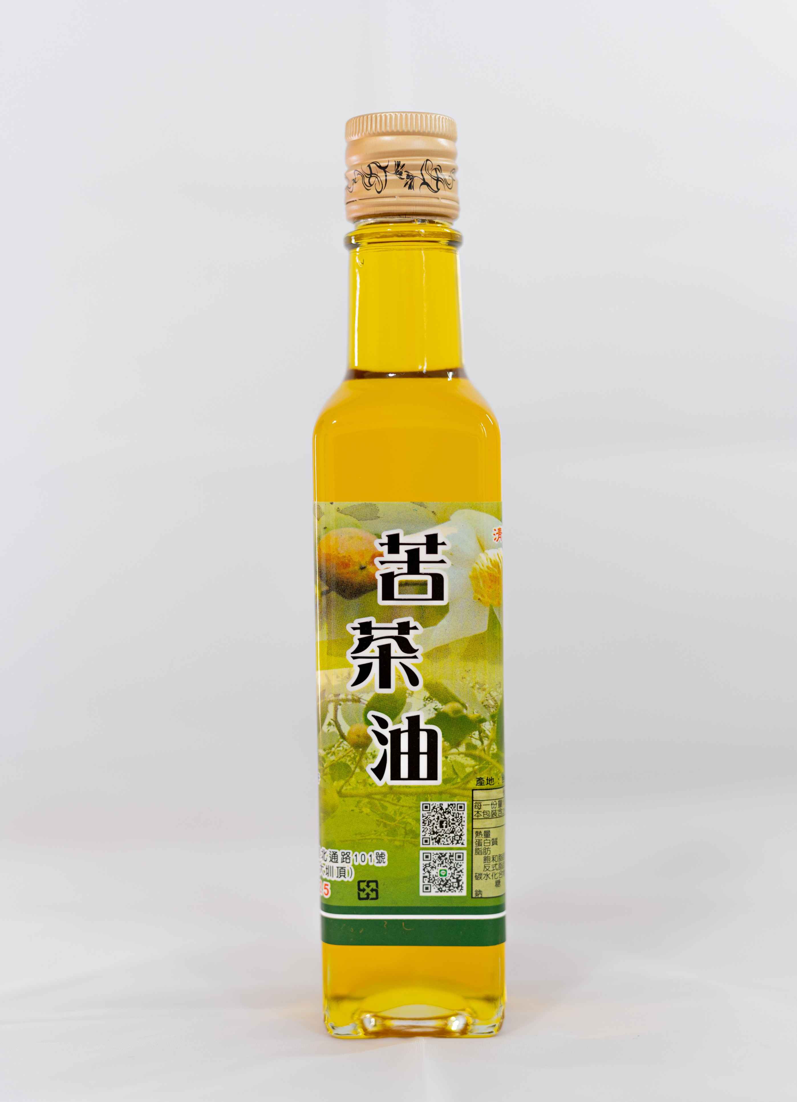 清元製油廠深耕在地數十載，誠信經營、堅持品質。嚴選頂級苦茶籽，遵循古法工藝，製成滴滴香醇的苦茶油。
<br />冷壓製程完整保留天然營養成分，富含單元不飽和脂肪酸Omega-9，可抗發炎、抗氧化、維持心血管健康。
<br />因為品質優良、風味佳，榮獲食品界米其林ITQI三顆星的最高評價肯定。
<br />選用清元製油廠-苦茶油，讓您煮出美味，吃出健康。