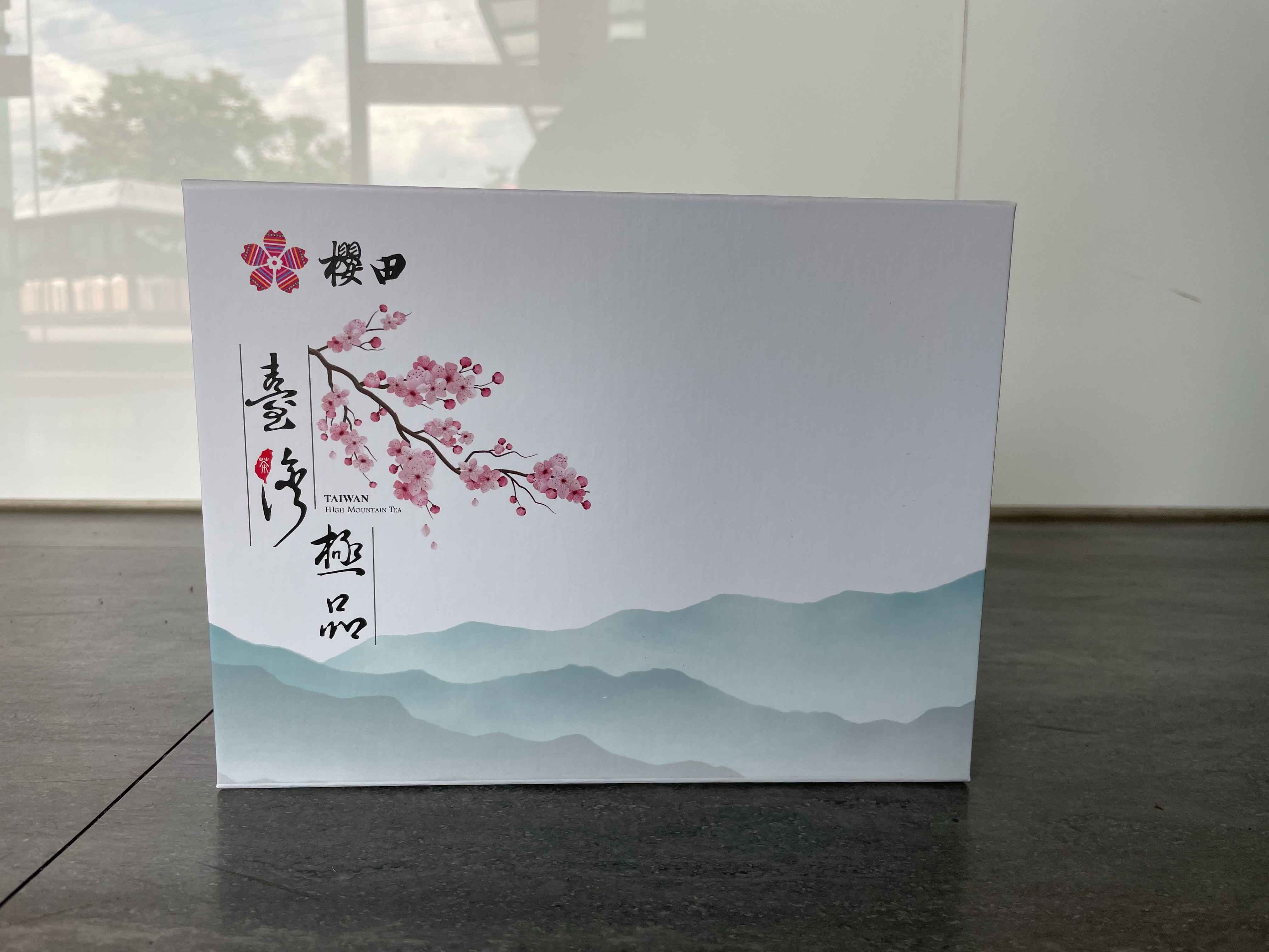 嚴選大阿里山區高山烏龍茶,通過製茶老師傅結合傳統技藝與現代工法精製而成。不僅保留了高山茶的山頭氣、還讓花香與熟果香同時呈現,飲用後讓人喉頭生津,口齒留香,回味無窮!