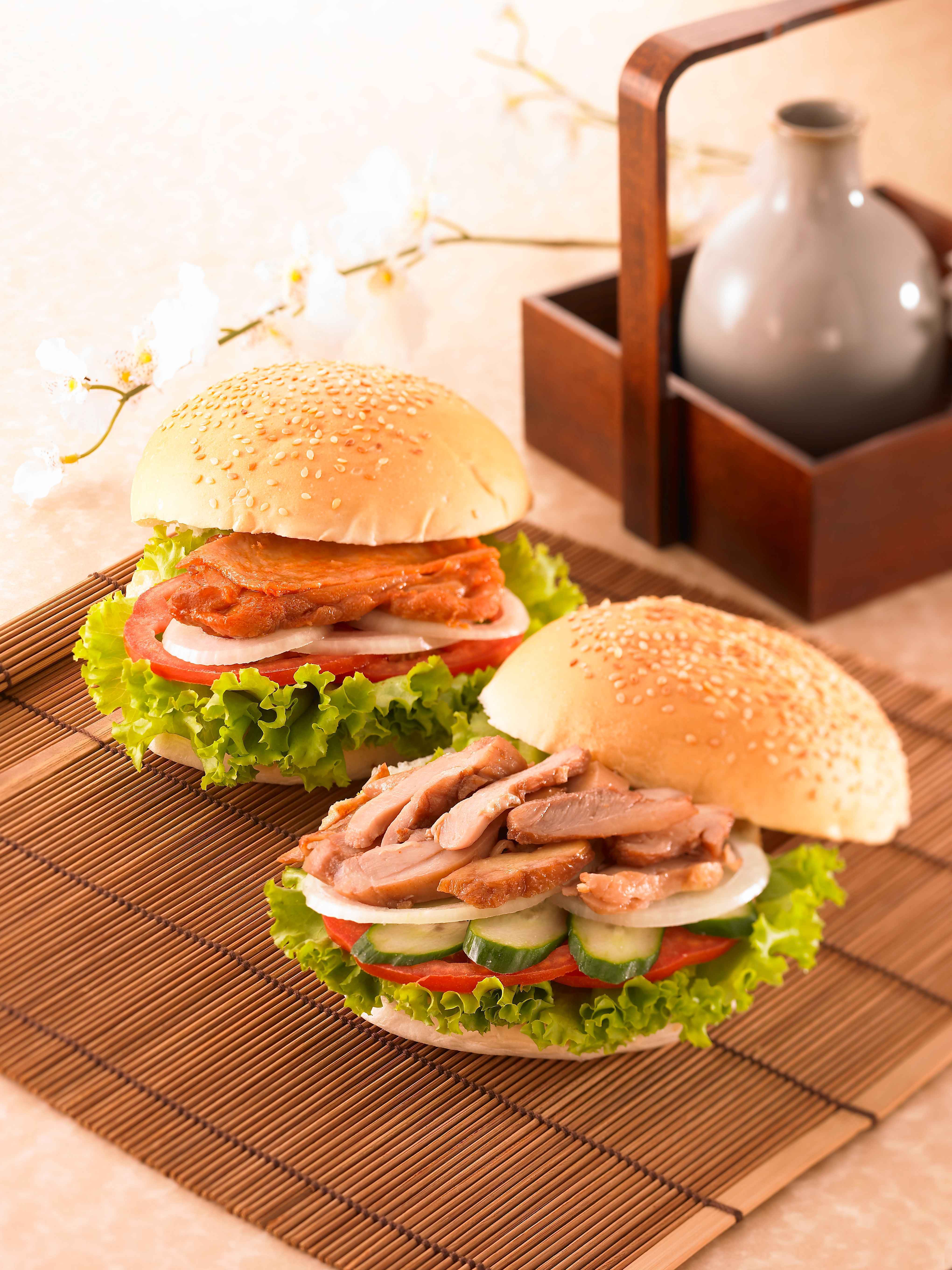 1.國產去骨清胸肉 
<br />2.電宰6小時內新鮮製作，口感Q彈鮮嫩、風味鮮甜
<br />3.已做基礎調味，可適需求彈性增添風味
<br />4.餐飲客戶備餐原料