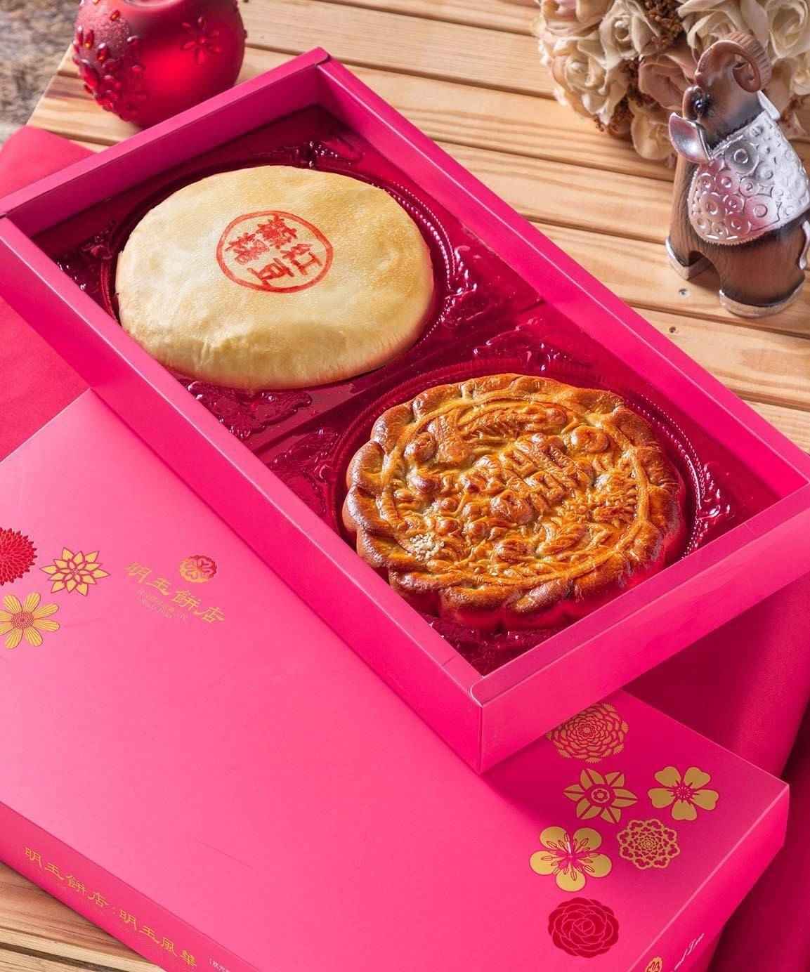 以狀元餅首創店<br />特級狀元+紅豆麻糬組合<br />以喜事年年、年復一年設計涵意<br />圖檔以12個月份代表花卉，將極簡風設計筆法，完成中間預留空間，讓新人 或客人 可貼相片、留言 等 。讓收禮物的親友 覺得特別窩心，感受 贈與者的用心暖意 !