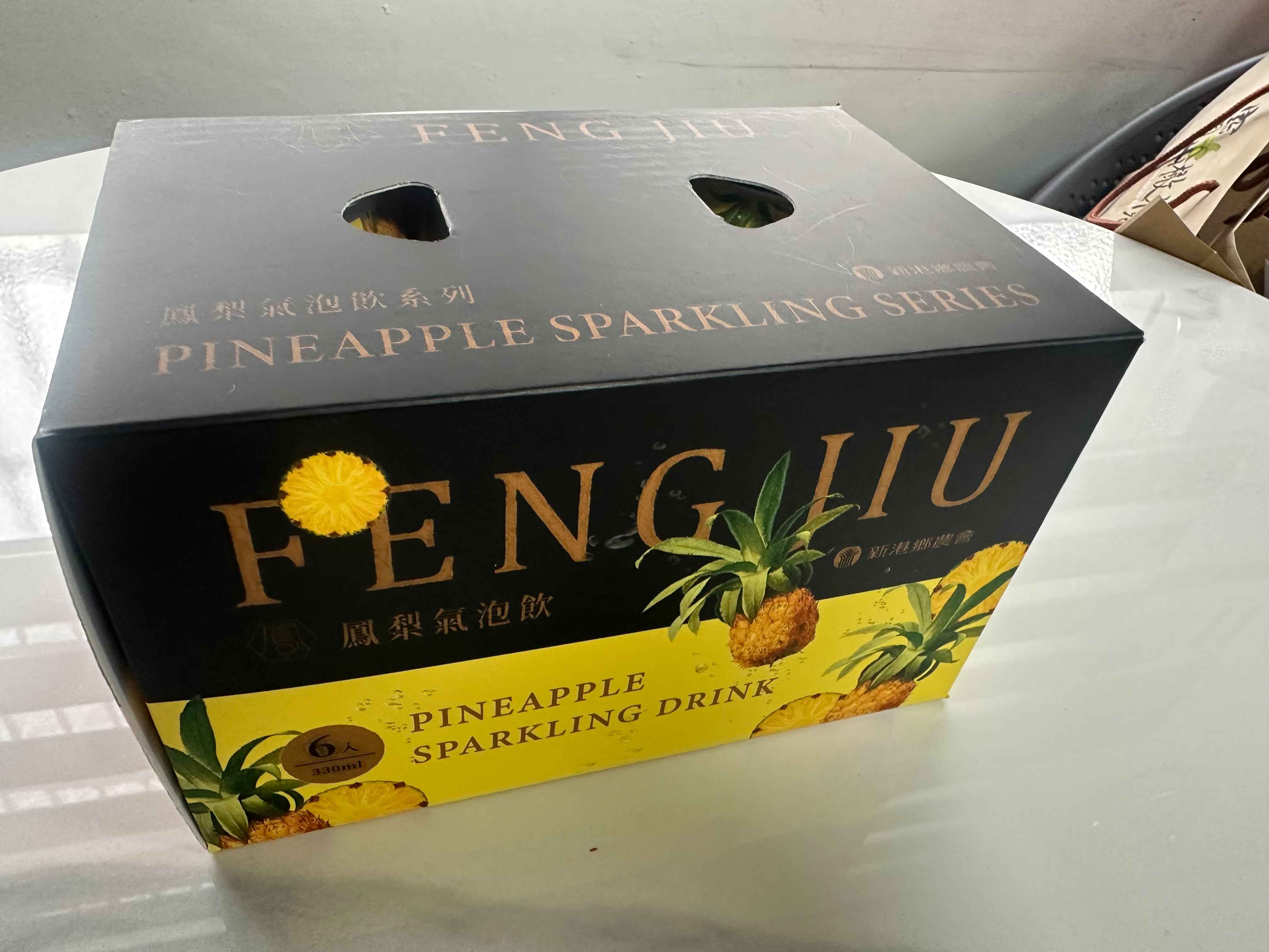 金黃鳳梨邂逅沁涼氣泡飲，瞬間綻放清爽愉快。熱帶果香與酸甜交織，每一口都是明亮繽紛的甜美心情。