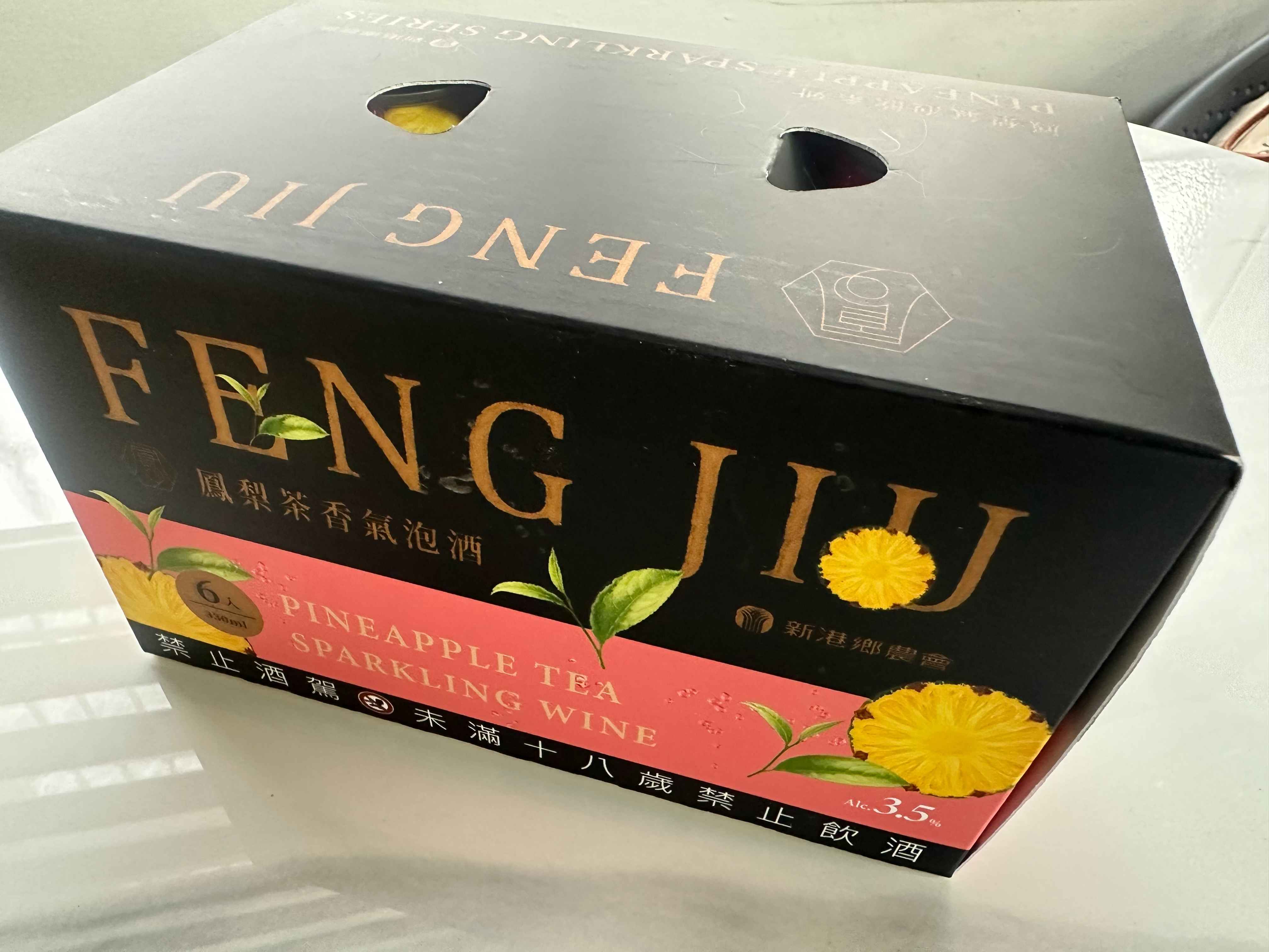 嚴選當季鳳梨融入青新茶韻，果香與茶香交織出層次芬芳，入口綻放細緻氣泡，帶來酸甜爽口與淡雅回韻，襯托出氣泡酒柔和而甜潤的尾韻。