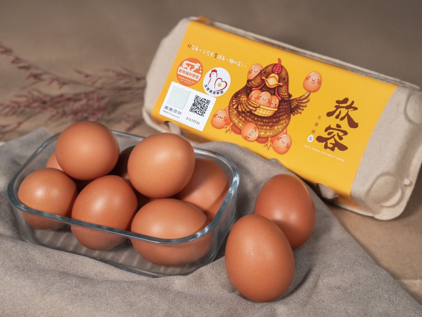「欣容友善雞蛋」來自採用 丹麥LANDMECO多層次平飼系統 的現代化牧場，讓母雞能自由走動、棲息、回巢產蛋，在舒適乾淨的環境中自然生活。我們堅持 非籠飼、無抗生素、無動物油脂，從飼料到飲水都以健康為本。<br /><br />飼料配方添加 亞麻籽、蝦紅素、七日苗、益生菌，結合 富氫微氣泡水 養殖技術，讓母雞體質更穩定，蛋品風味香醇、無腥味。每顆雞蛋皆經 霍氏單位AA級檢驗，鮮度高、營養完整，蛋黃自然濃郁、蛋白緊實彈性佳。