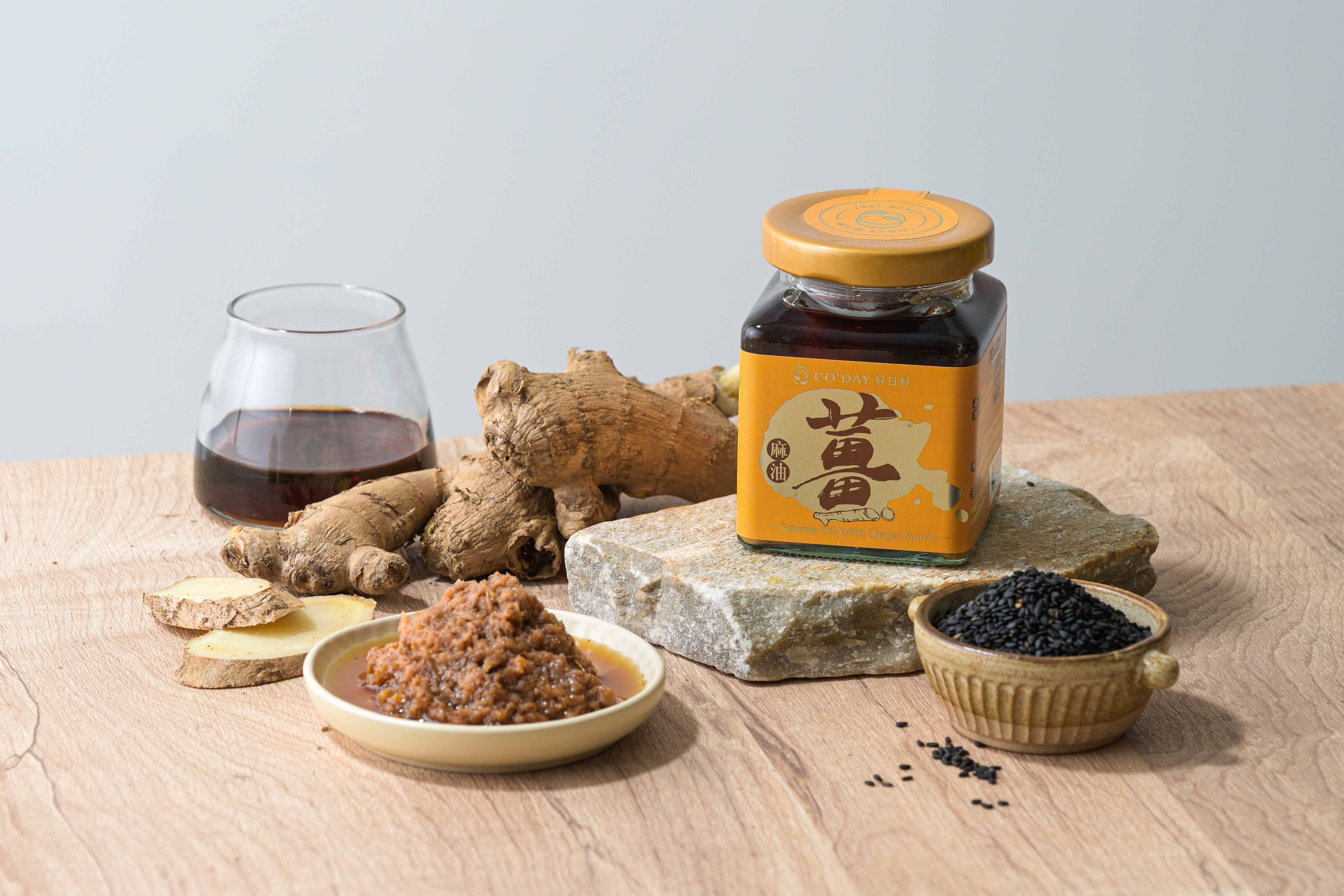 以黑麻油為基底油，取代沙拉油及大豆油，真材實料，竹薑和老薑完美搭配，溫順且不嗆口，適合拌炒、入鍋燉煮或作為蘸醬，讓每道菜變得更加美味。