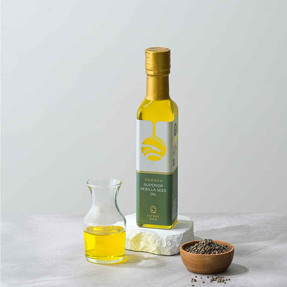 💜 CO'DAY 頂級紫蘇籽油｜Omega-3 自然補給，為健康生活注入純淨能量<br /><br />嚴選 100% 紫蘇籽，採用第一道冷壓初榨技術製成，保留營養完整性，富含超過 60% 的 Omega-3，是植物性好油中的營養翹楚。<br /><br />我們以 7 道嚴謹工序，從原料挑選、低溫壓榨、冷藏運輸保存，到每一項安全檢驗與無添加把關，打造一瓶純淨、安心且高營養價值的紫蘇籽油。<br /><br />產品亮點：<br />✔ Omega 3:6:9 黃金比例（5:3:2）<br />✔ 檢驗合格、無重金屬、無農藥殘留<br />✔ 無防腐劑、無香料、無人工添加<br />✔ 適合素食者、健康管理族群與營養補給需求者
