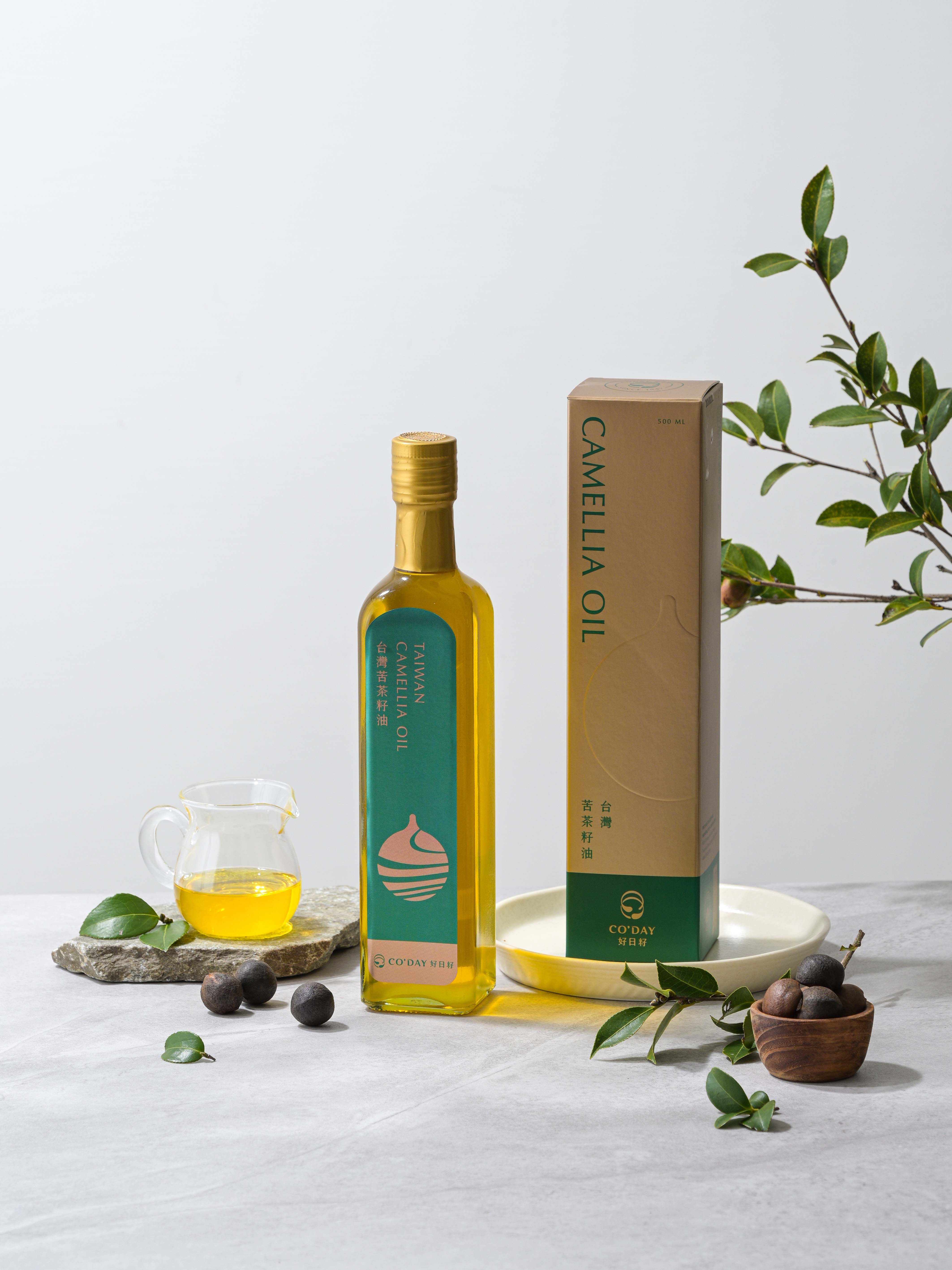 與在地農民契作，培育出新品種的大果苦茶籽，香氣獨特且口感清爽，深得不少顧客的心，苦茶油好處非常多，含多元不飽和脂肪酸、單元不飽和脂肪酸、維生素E，這款台灣苦茶油建議生飲使用，限量珍品，每年僅生產兩千罐，錯過就要再等一年囉！