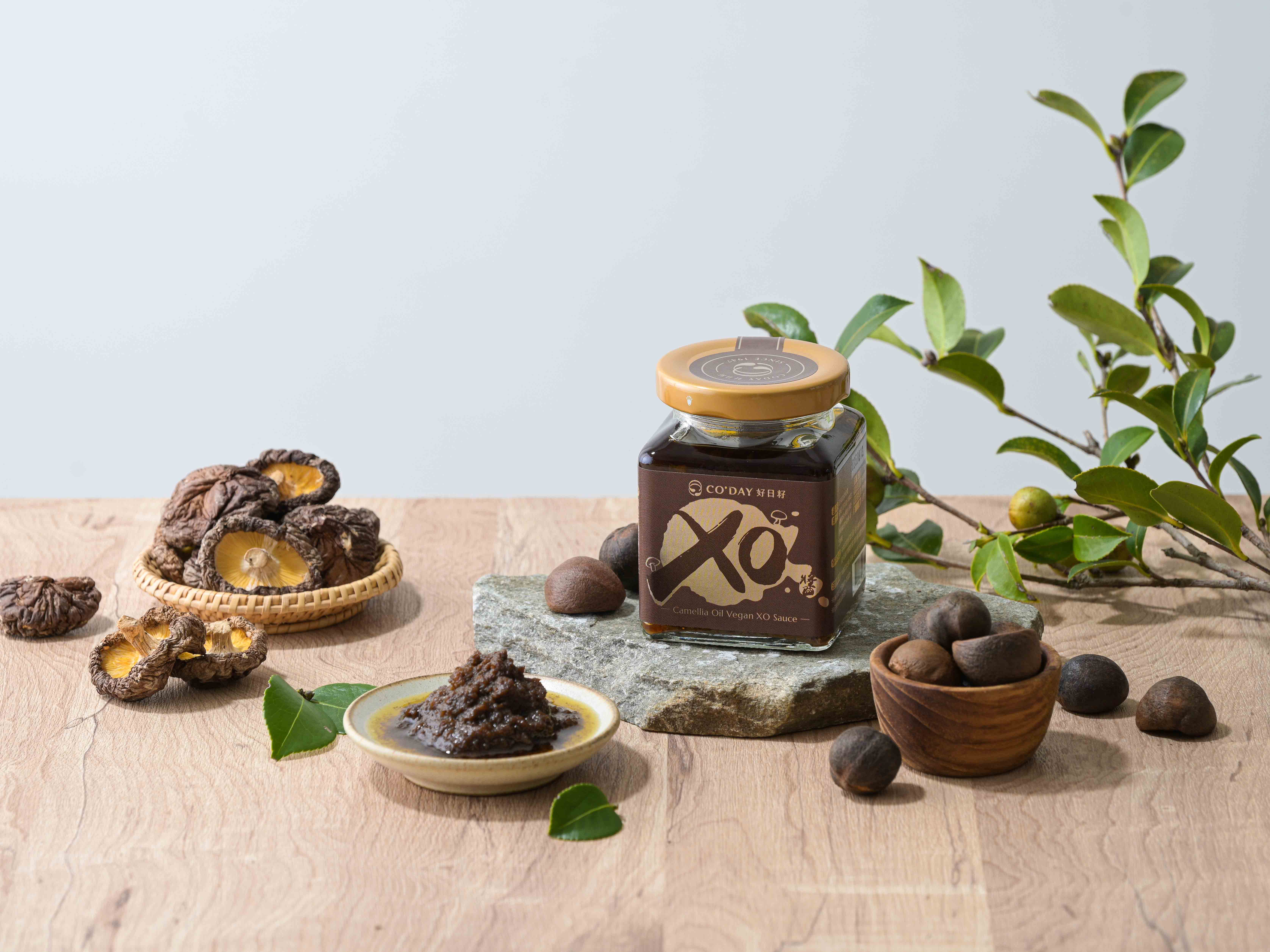 苦茶油為基底油，新鮮香菇切成末，適合入鍋，加熱後香味撲鼻，適合拌麵及拌青菜，只要一罐，就能輕鬆端上一道道佳餚。