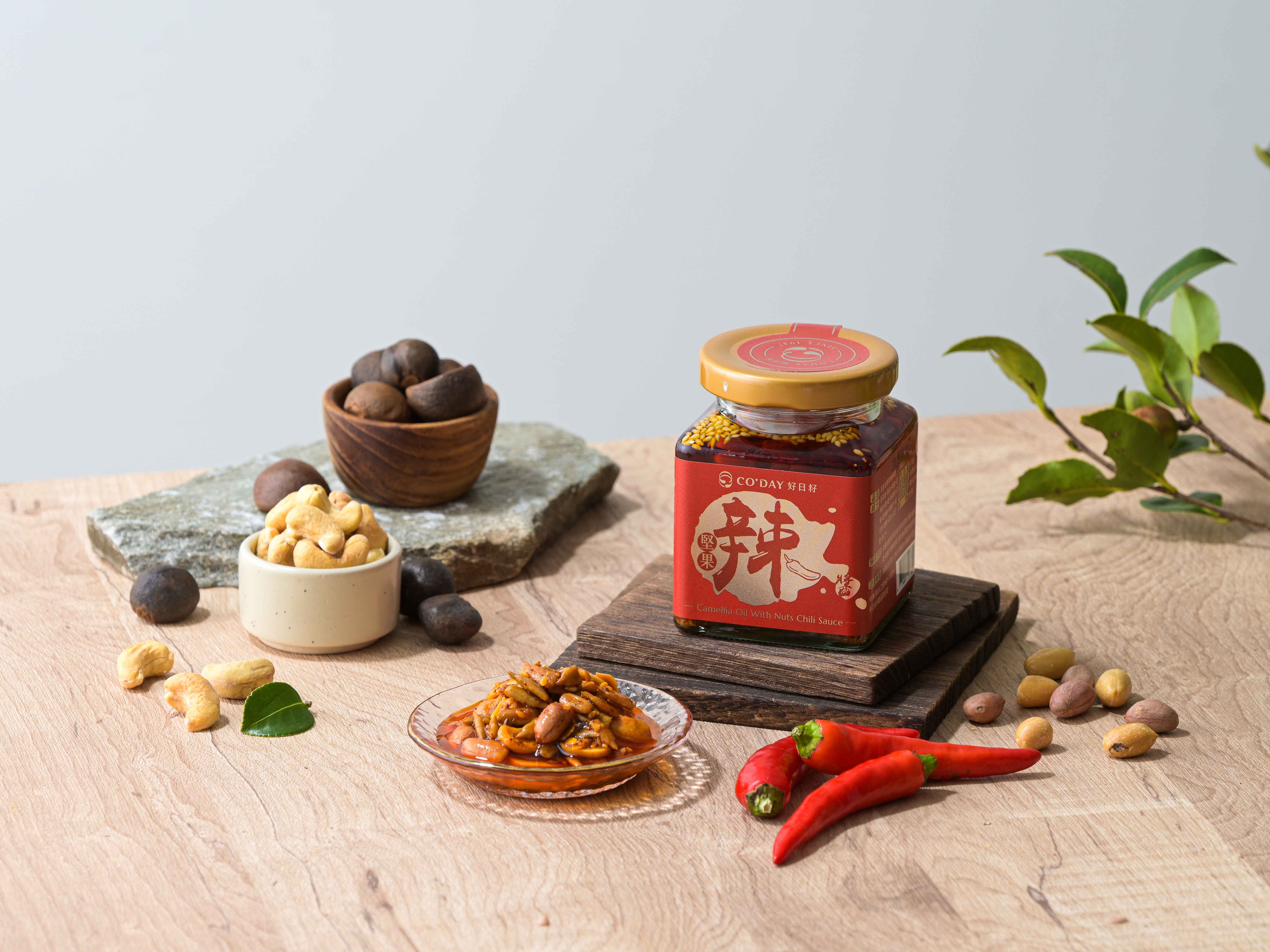 苦茶油為基底油，五種堅果搭配麻而不辣的花椒，一吃真的會上癮呢！ 口感豐富且無敵萬用，適合一般上班族及小家庭使用，只要加一匙拌炒，就能大大提升每道菜的風味。