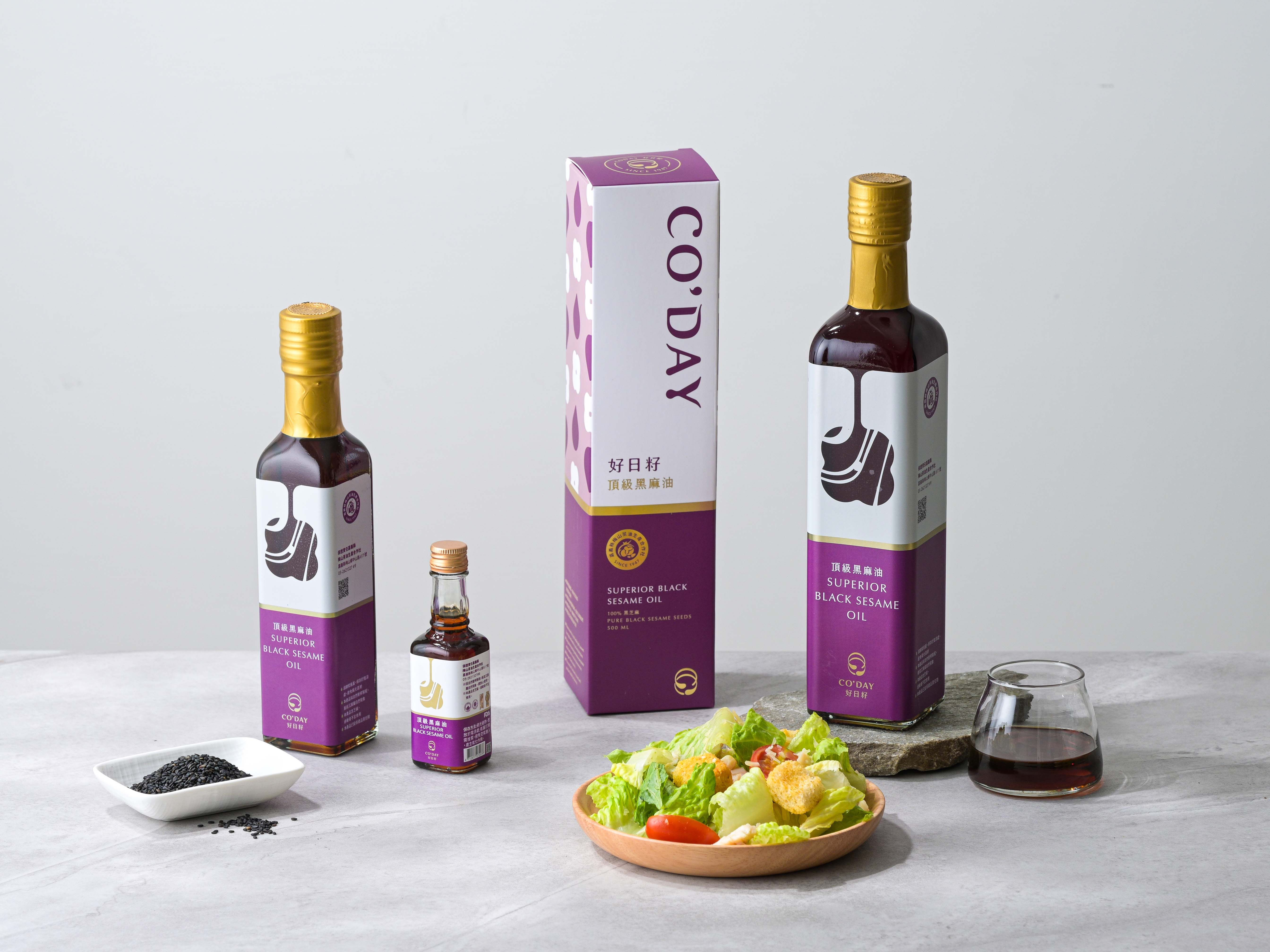 100%黑芝麻，使用物理壓榨工法，油品香氣濃郁且帶點果香。<br />關於黑麻油的使用，由於黑麻油不耐高溫，因此要特別注意烹調火候，建議採用燉煮的方式取代長時間的翻炒，做為冷盤沙拉的調味油也非常合適。<br />本產品榮獲許多國內外獎項及認證，如：A.A. Clean Label 無添加三星驗證、巴勒克清真驗證、美國FDA、ISO22000及HACCP等。