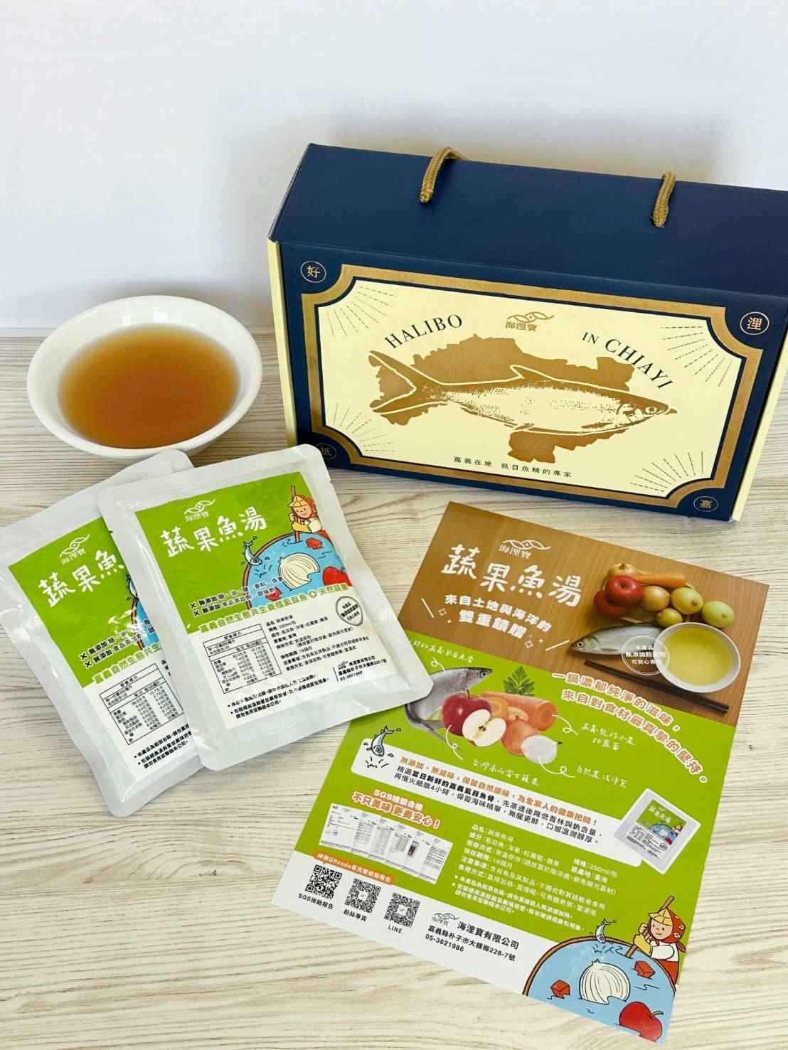 海浬寶 蔬果魚湯｜來自土地與海洋的雙重饋贈<br /><br />🍲 一鍋濃郁純淨的滋味，來自對食材最真摯的堅持。<br />我們嚴選 嘉義契作小農的胡蘿蔔,自然農法洋蔥，搭配 山區高海拔富士蘋果，為湯底注入清甜層次。<br /><br />🐟 精選 當日新鮮的嘉義虱目魚骨，先蒸過後降低普林與鈉含量,再慢火細燉4小時，保留海味精華，無腥更鮮，口感溫潤醇厚。<br /><br />🌿 無添加、無濾味，保留自然原味，為全家人的健康把關。<br /><br />在每一口暖湯中，喝得到土地的安心與海洋的鮮美。<br />海浬寶蔬果魚湯，是一份安心食材的堅持，也是對生活的溫柔回應。