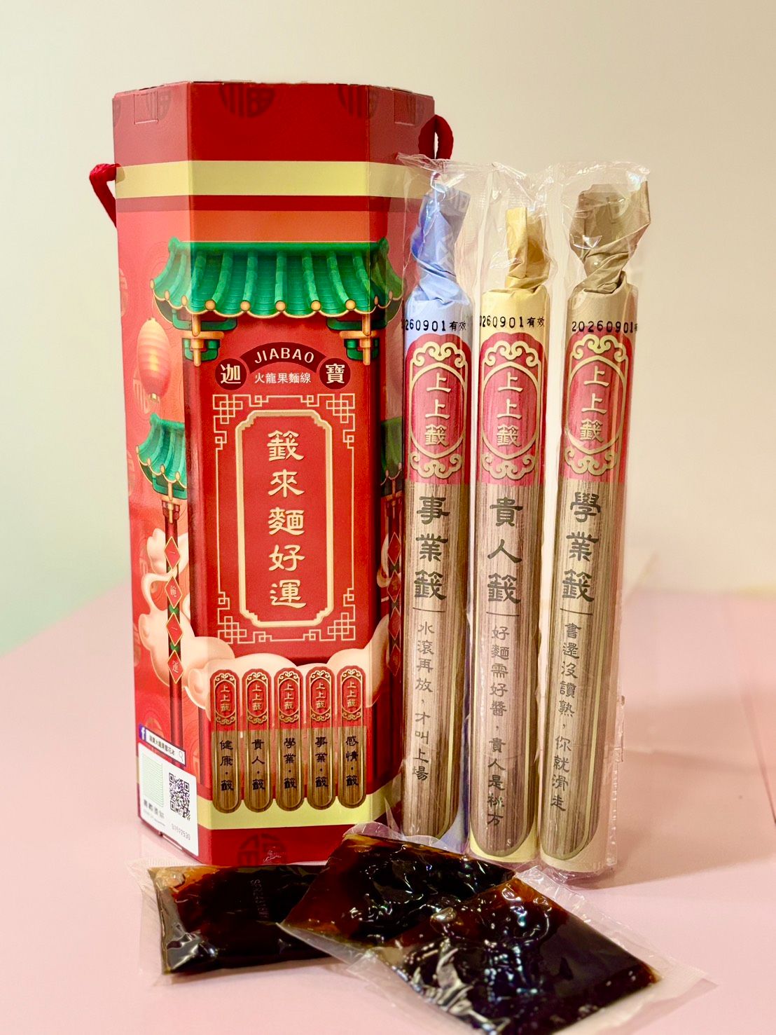 火龍果麵線｜籤來麵好運<br />將台灣盛產的紅肉火龍果，與傳統麵線完美結合，創造出色香味俱全的全新體驗。<br /><br />1. 獨特風味，自然融合<br />嚴選火龍果與小麥粉巧妙結合，打造出色澤亮麗、風味獨特的特色麵線。搭配老薑麻油與香辣椒麻調味包，香氣撲鼻，層次豐富。<br /><br />2. 真材實料，看得見的火龍果籽<br />使用新鮮紅肉火龍果製成，保留果肉與細緻果籽，從視覺到口感皆真實可感，吃得到天然的誠意。<br /><br />3. 友善土地，珍惜資源<br />因應火龍果產季過剩問題，我們以創新方式轉化其價值，減少浪費、提升利用，實踐環境友善與永續農業。<br /><br />4. 籤來麵好運，吃出生活好運勢<br />結合傳統籤詩文化，包裝內隨機附上「貴人、桃花、事業、學業、健康」等主題籤詩