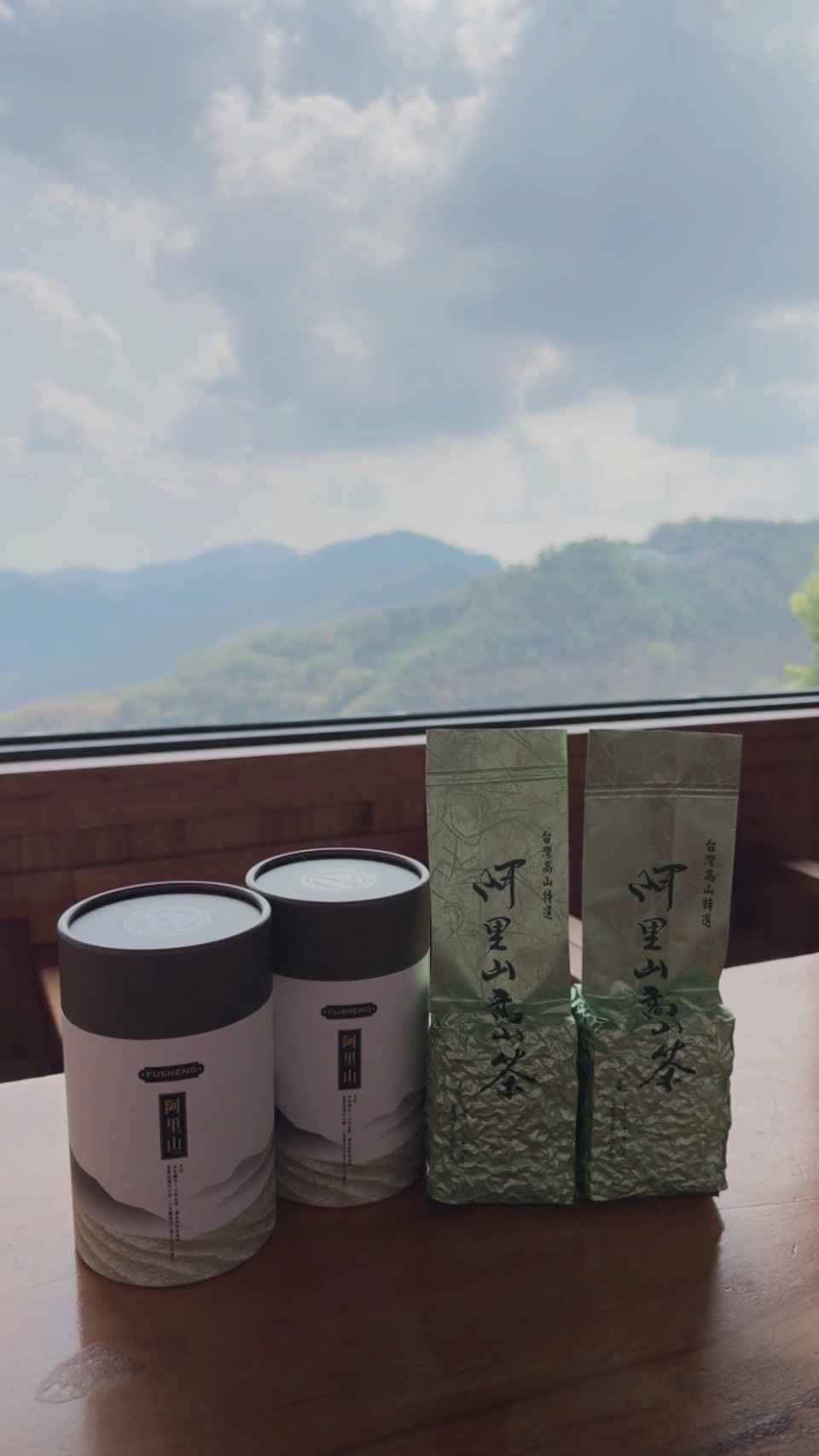 食用方式<br /><br />｜熱泡<br />取適量茶葉（約3–5g），加入約90°C熱水，<br />浸泡約1–2分鐘即可飲用，可回沖2–3次。<br /><br />｜冷泡<br />將茶葉放入冷水中，冷藏約6–8小時，<br />風味更清爽甘甜，適合日常飲用。<br /><br />⸻<br /><br />建議保存方式<br /><br />・請置於陰涼乾燥處，避免陽光直射<br />・開封後建議密封保存，減少空氣接觸<br />・避免與異味食物放在一起，以維持茶葉純淨香氣<br />・建議於開封後1–2個月內飲用完畢，風味最佳