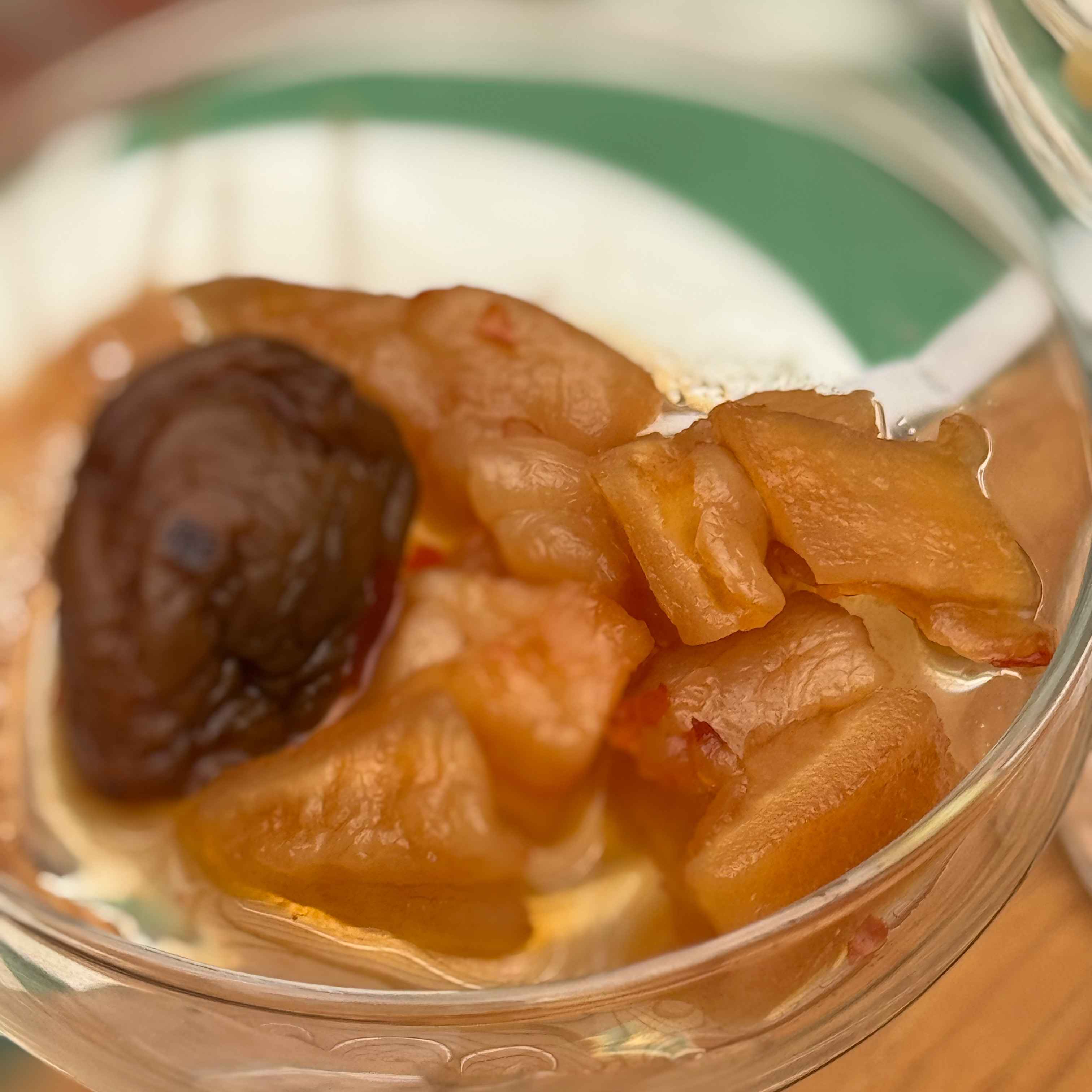 以白玉苦瓜為基底，融合日本手工職人漬物技法，打造清爽開胃的全新風味。果肉脆嫩、湯汁醇香，不僅可直接食用，也適合搭配涼拌、拌飯、佐餐料理，一瓶多用，開蓋即享日式食感。來自布袋的風土滋味，讓苦瓜成為餐桌上的驚喜!