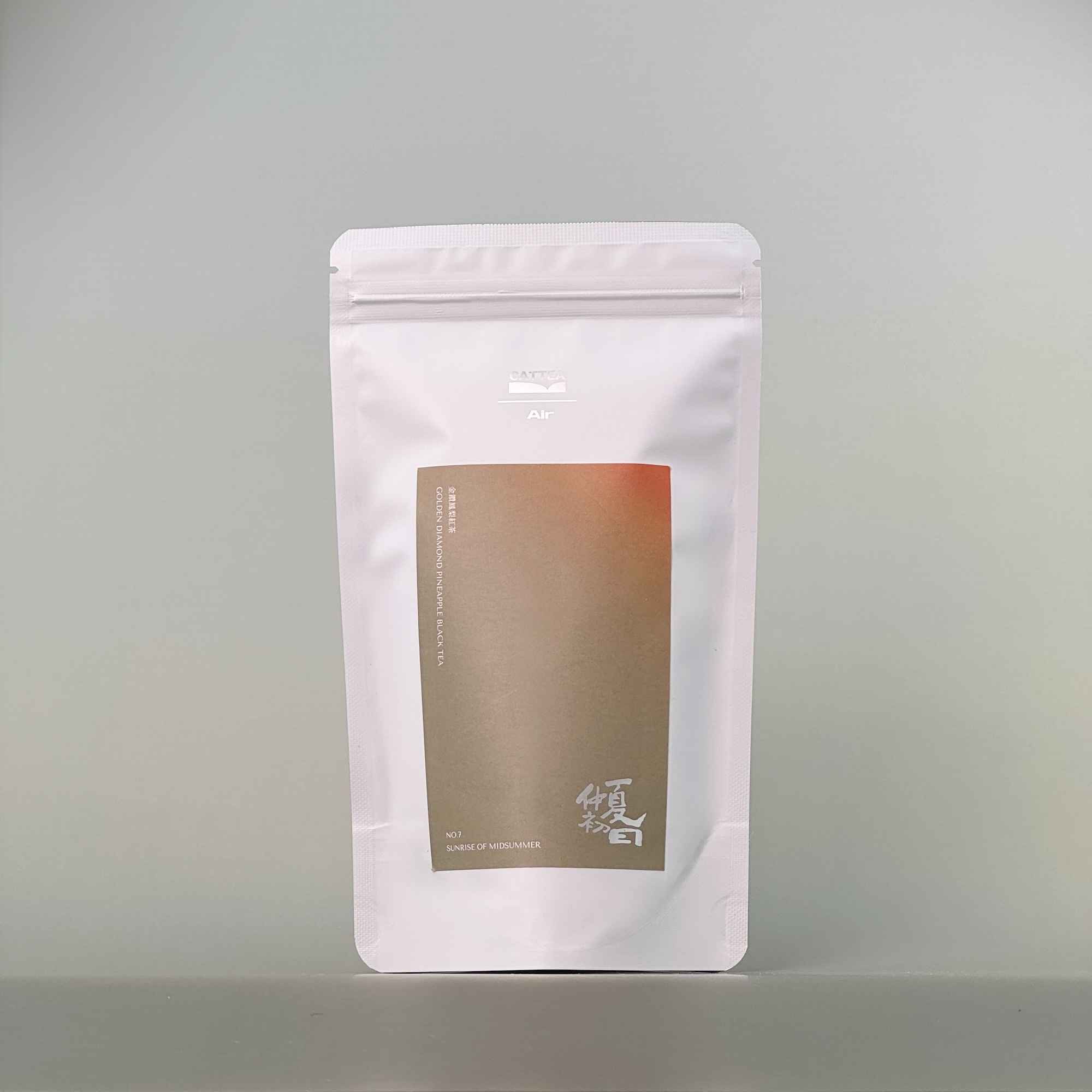 嘉嶼 CATTEA® №7《仲夏初日》以嘉義民雄金鑽鳳梨與阿里山高山紅茶為主角，獻上盛夏果香與山嵐茶韻的完美交會。選用產銷履歷手採高山茶葉，融合紅烏龍式慢火焙香，搭配臺東洛神花與臺灣甜菊，堆疊出奶香、桂花、鳳梨、熟梅等多層次香氣，細膩純淨，無糖、無香料、無香精。✸ 曾獲外交部選購作為外賓贈禮花果茶品 ✸
