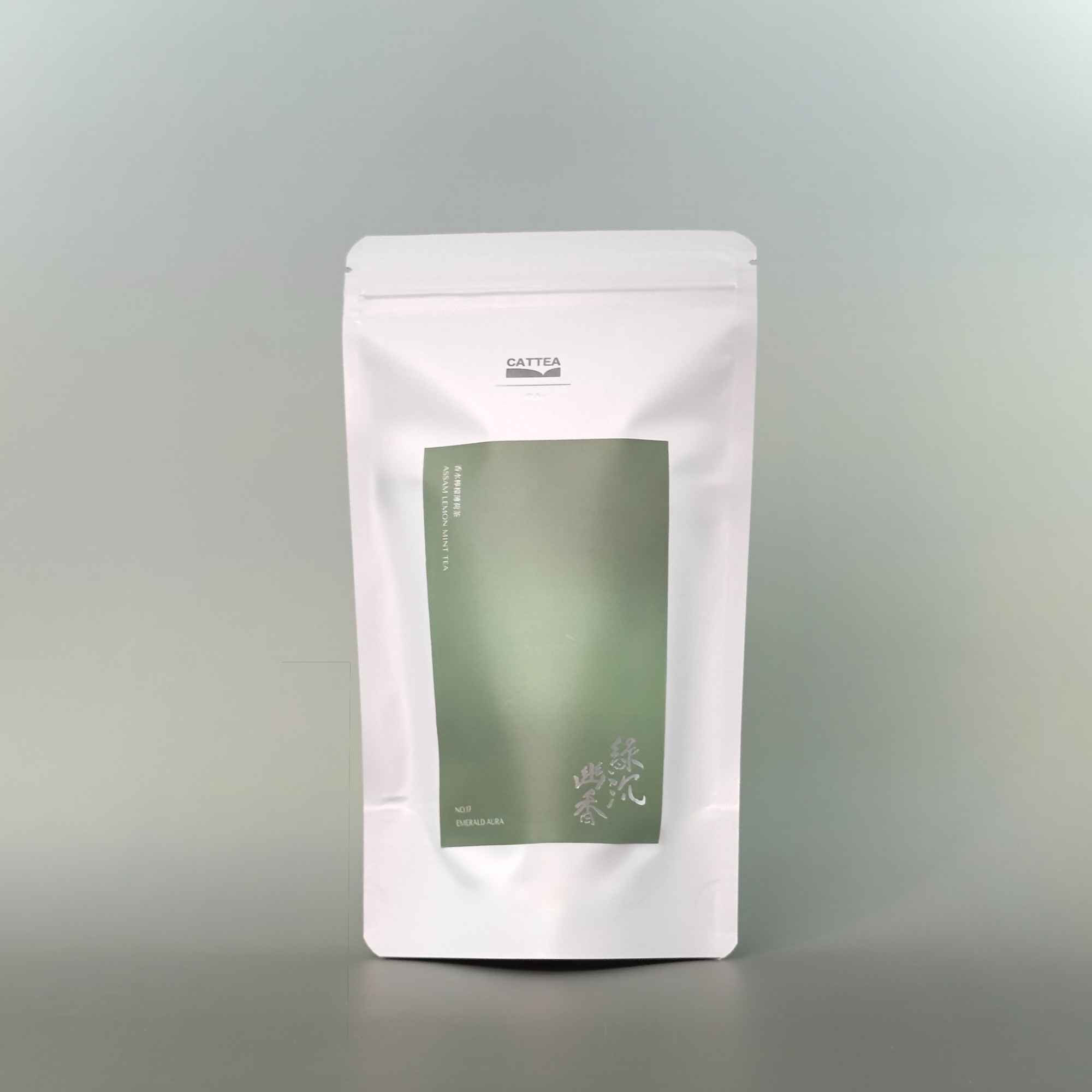 嘉嶼 CATTEA® №17《綠沉幽香》以特有香水檸檬與芳香萬壽菊，獻上清新柑橘與百香果甜韻的優雅交響。嚴選友善耕作在地花草，融合低溫烘乾工藝保留精油香氣，搭配苗栗檸檬香茅與原生土薄荷，堆疊出檸檬、百香果、薄荷、青草等多層次風味，細膩甘潤，無咖啡因、無香料、無負擔。✸ Fine Dining 餐廳指定選用佐餐茶品