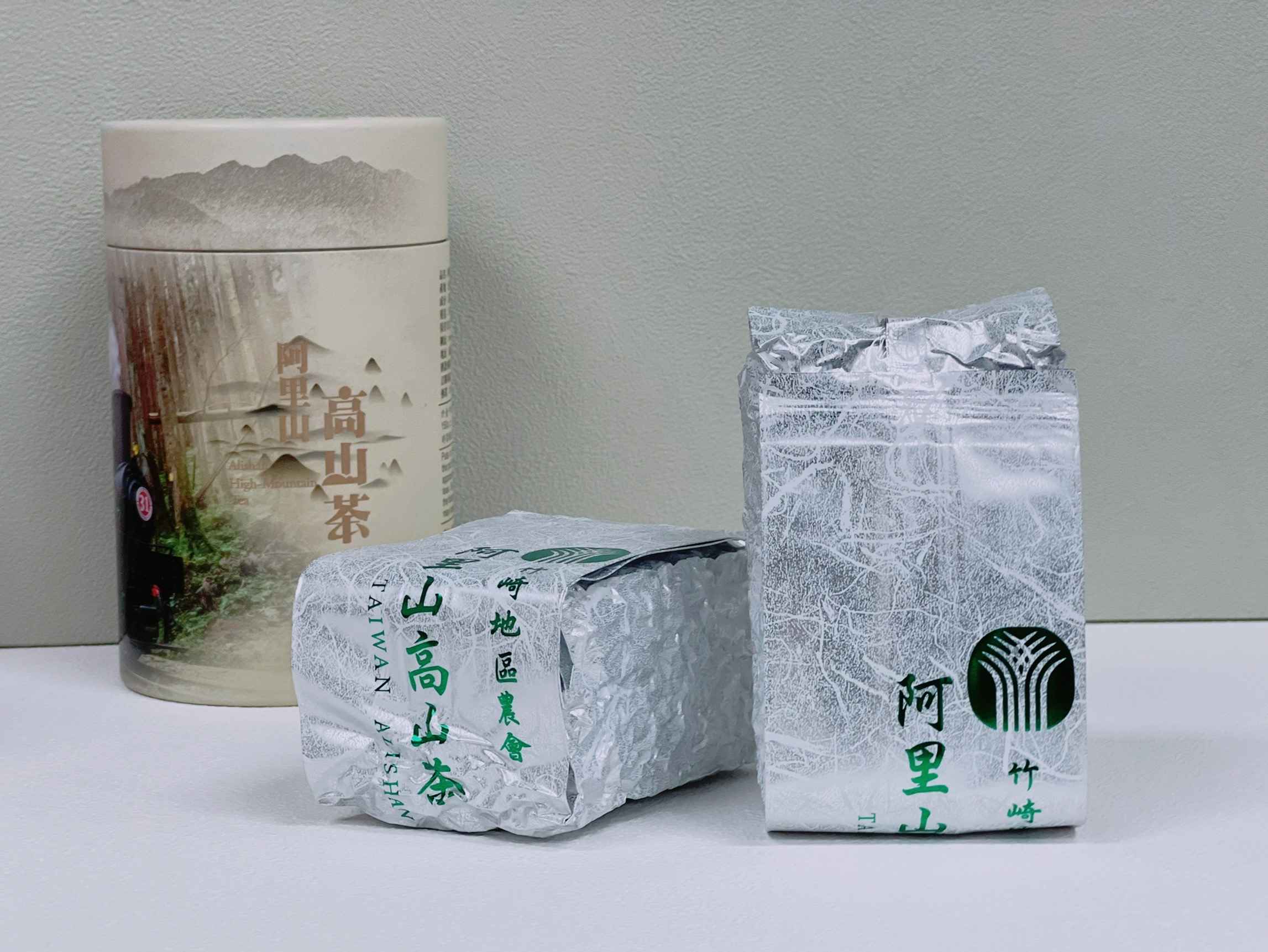 香氣淡雅清爽<br />烏龍茶屬半發酵茶<br />常飲能有效降低膽固醇<br />豐富的茶多酚能消除活性氧、增強免疫力<br />喝茶養生是忙碌的現代人保養最簡單且品味兼具的選擇！