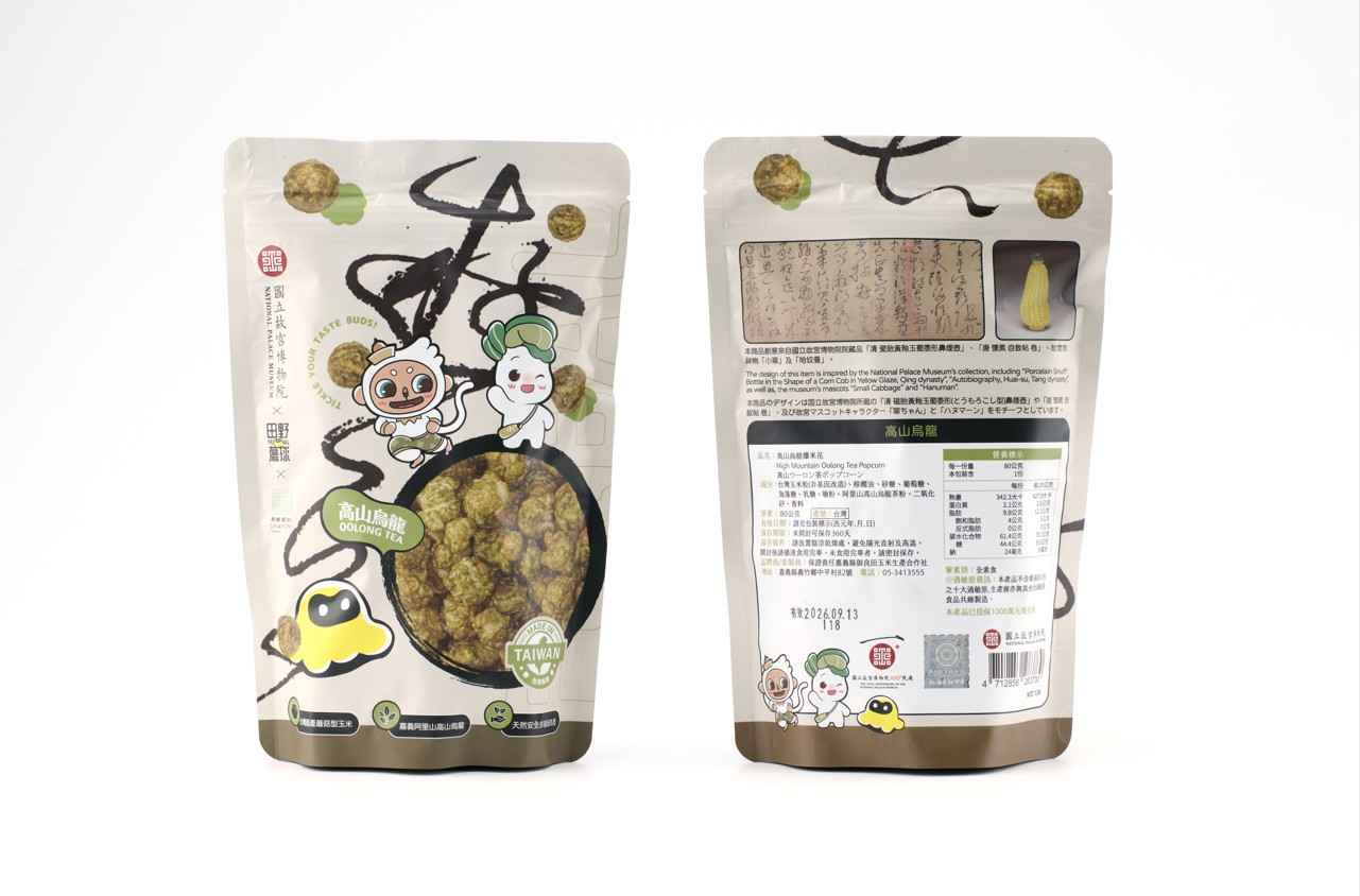國立故宮博物院 × 嘉義優鮮 聯名限定<br />嚴選來自全台第一的嘉義縣義竹鄉蘑菇型爆裂玉米粒，天然、安全、非基因改造。特別融入阿里山高山烏龍茶的清香茶韻，讓濃郁茶香與田野玉米香完美融合，在口中綻放層次豐富的「嘉」香滋味，細膩回甘、韻味悠長。