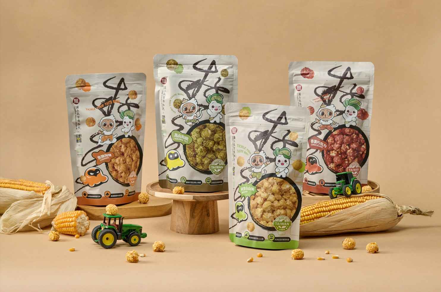 國立故宮博物院 × 嘉義優鮮 聯名呈獻<br />結合故宮的典藏藝術與在地風味，嚴選嘉義縣義竹鄉出產的蘑菇型爆裂玉米粒，天然安全、非基因改造。裹上頂級香濃巧克力，讓濃郁可可香氣與田野間的玉米香交織，展現文化與風味的完美融合，細細品味，一口即是經典。