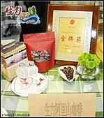 雲霧瀰漫，得天獨厚的地理環境，孕育出獨有的地域之味，淺嚐一口，濃郁的花香首先發難帶頭衝出，緊接著是各式水果的酸味呈現，猶如蜻蜓點水般的帶過，為的是招牌的柑橘味豋場，殿後的是濃郁細緻且恰到好處的醇厚感。