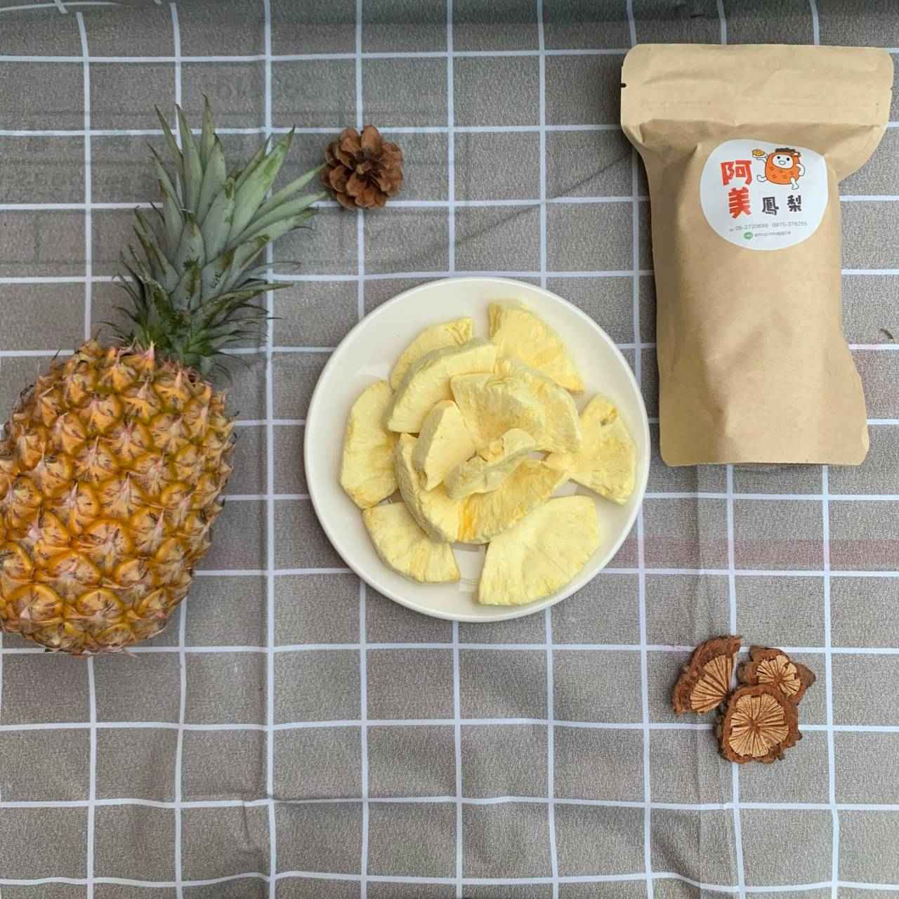 因顏色雪白且入口即化，因而命名為雪花餅。<br />使用極速冷凍的方式製作鳳梨雪花餅，保留鳳梨形貌，無添加糖且酥脆，使用不同品種製作而成及有不同的香氣跟甜度。<br />品種：金鑽、玉蘭花、香檳、甜蜜蜜、蜜梨的品種等等。