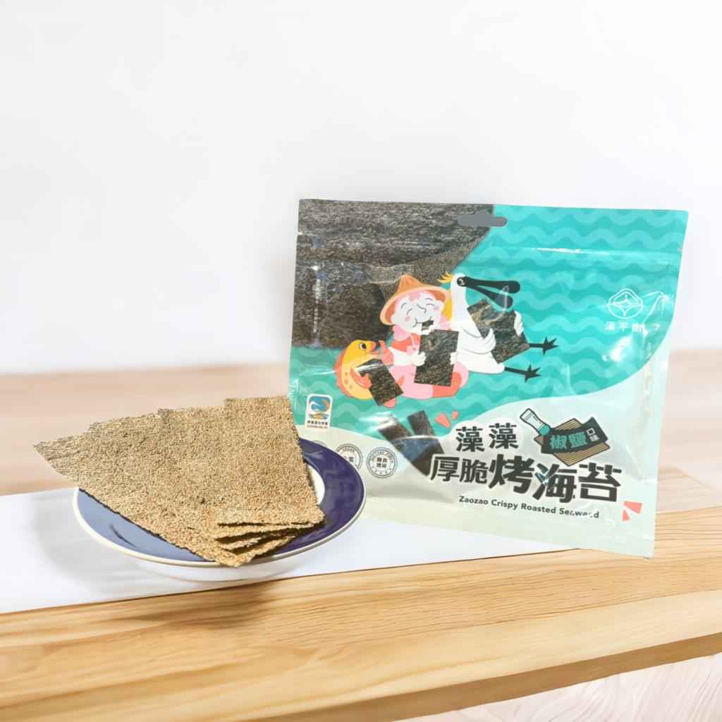 使用由嘉義東石向禾休閒漁場友善養殖的海藻原料，<br />採用降低重金屬（無機砷）含量的處理工法，更獲得中華民國發明專利認可，給您純淨安心的保證。<br />以健康海藻製成海苔厚切低溫烘烤，非油炸、無防腐劑、無色素。<br />厚得剛好、脆得香口，咬下瞬間是自然海味的展現。<br />產品榮獲【濕地標章】與【鹹良好物】等肯定，每一片都是對環境友善與美味品質的堅持。