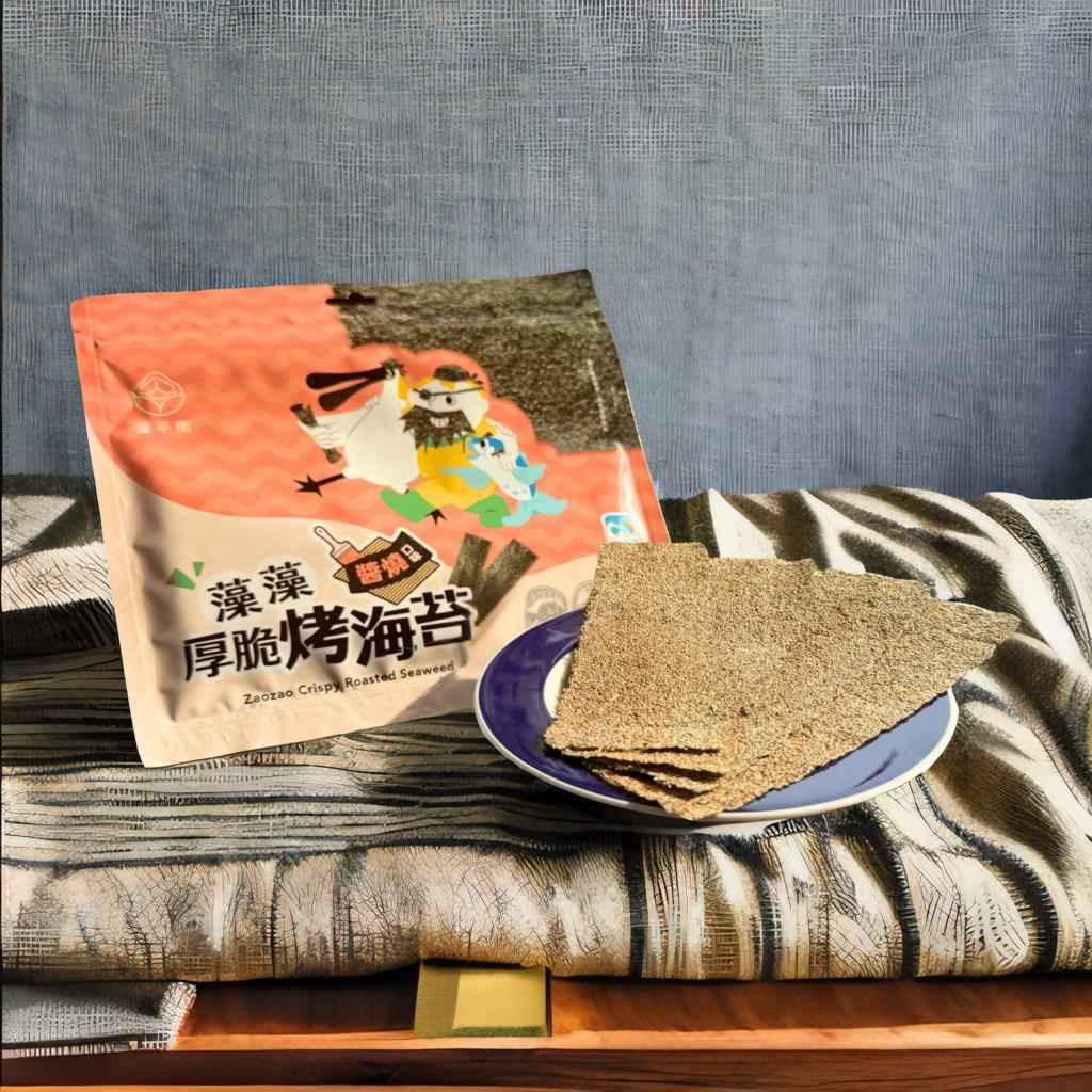 使用由嘉義東石向禾休閒漁場友善養殖的海藻原料，<br />採用降低重金屬（無機砷）含量的處理工法，更獲得中華民國發明專利認可，給您純淨安心的保證。<br />以健康海藻製成海苔厚切低溫烘烤，非油炸、無防腐劑、無色素。<br />厚得剛好、脆得香口，咬下瞬間是自然海味的展現。<br />產品榮獲【濕地標章】與【鹹良好物】等肯定，每一片都是對環境友善與美味品質的堅持。