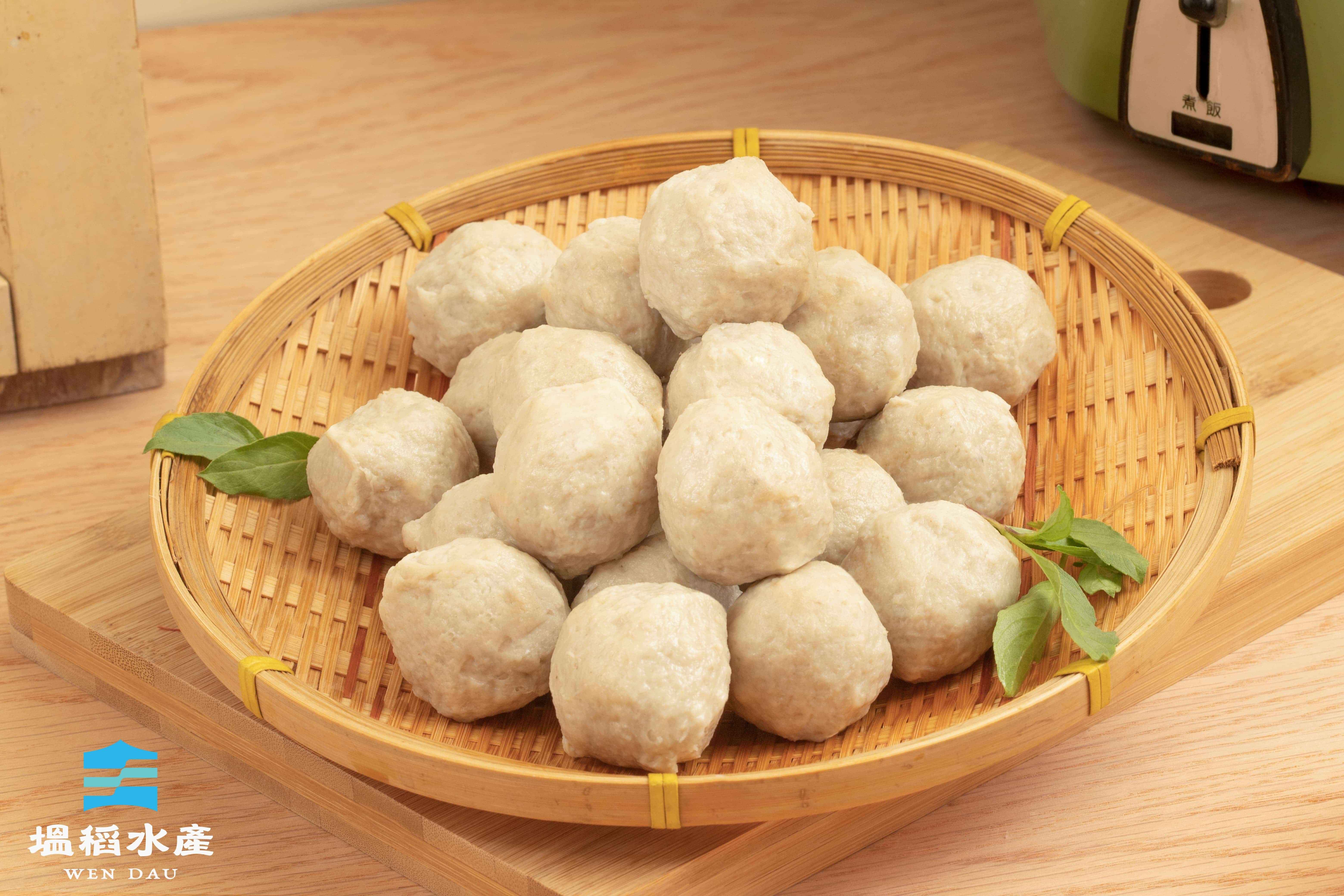 嘉義縣是虱目魚大本營，布袋鎮新塭地區的養殖及虱目魚加工品，質與量更是全國翹楚。<br />虱目魚富含蛋白質，屬於游離胺基酸和核甘酸含量特高的魚種。牠的EPA和DHA含量比鰻魚高。虱目魚還含多種維生素及礦物質，是營養價值很高的魚。<br />虱目魚可以分解成許多部位進行販售，而虱目魚丸就是其中之一。<br />肉質鮮美無刺虱目魚肉並配合蒜泥混合打成魚漿，做成的魚丸有彈性且香Q可口，風味迷人，不但真材實料，口感紮實，吃後更令人口齒留香。