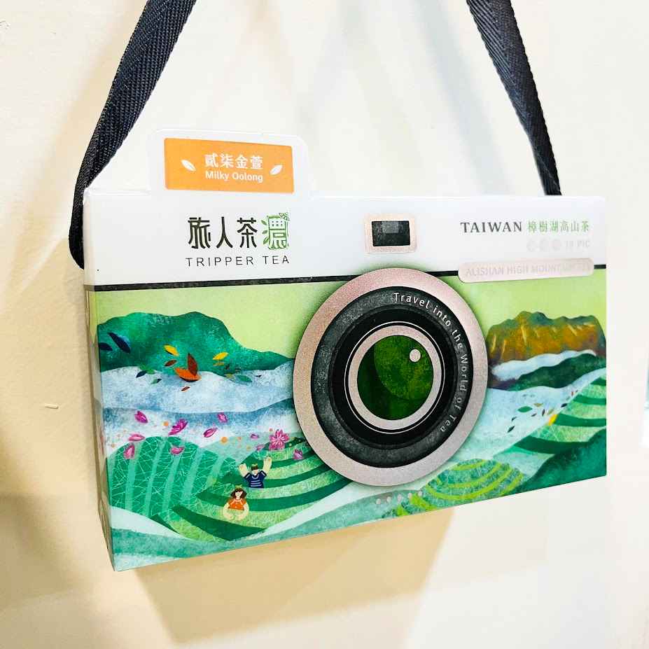 ♯ 關於。茶旅行立體茶包 ♯<br /><br />我們的立體茶包選用完整的半球形茶葉、條型紅茶，經過精製及輕烘焙，<br />在包裝上選用PLA材質充氮處理，延長賞味期限也讓您喝得放心。<br />新一批的立體茶包採用加大型的三角內袋讓原片茶葉充分釋放，<br />不需茶具即可方便的享用到優質高山茶的原味。<br /><br />【嚴選原片茶葉】、【經過精製烘焙】、【PLA三角內袋】（推薦給：忙碌的上班族及出門在外的背包客）<br /><br />品名：貳柒金萱─三角立體茶包<br />成分：金萱茶葉<br />淨重：10包入，每包3g<br />賞味期限：2年<br />製造日期：標示於盒底（2025年05月20日）