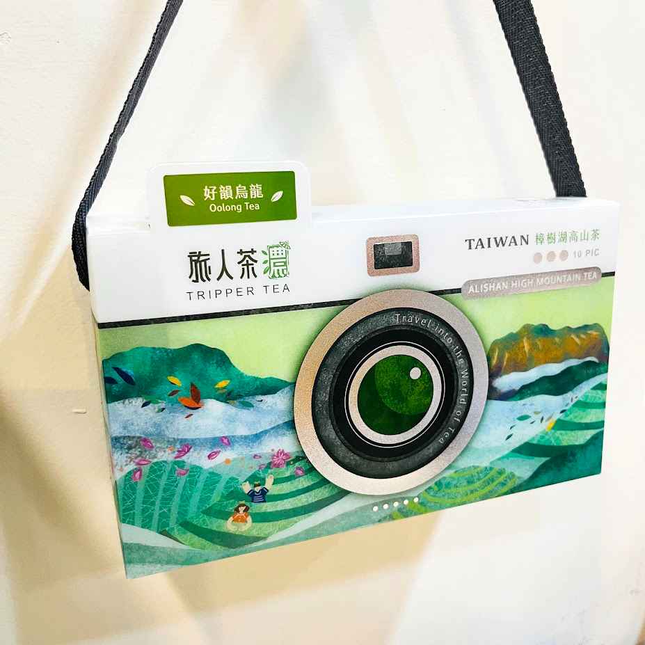 ♯ 關於。茶旅行立體茶包 ♯<br />我們的立體茶包選用完整的半球形茶葉、條型紅茶，經過精製及輕烘焙，<br />在包裝上選用PLA材質充氮處理，延長賞味期限也讓您喝得放心。<br />新一批的立體茶包採用加大型的三角內袋讓原片茶葉充分釋放，<br />不需茶具即可方便的享用到優質高山茶的原味。<br /><br />【嚴選原片茶葉】、【經過精製烘焙】、【PLA三角內袋】（推薦給：忙碌的上班族及出門在外的背包客）<br /><br />♯ 茶旅行。茶禮盒 ♯<br /><br />新推出的「茶旅行茶禮盒」，以呈現完整的樟樹湖風景給您為設計概念，<br />包括樟樹湖地標大象山、雄偉的大小塔山，還有我們的龍仔尾茶園，通通描繪成禮盒的背景。搭配在地特色的三款茶：小葉種紅茶、青心烏龍、貳柒金萱。
