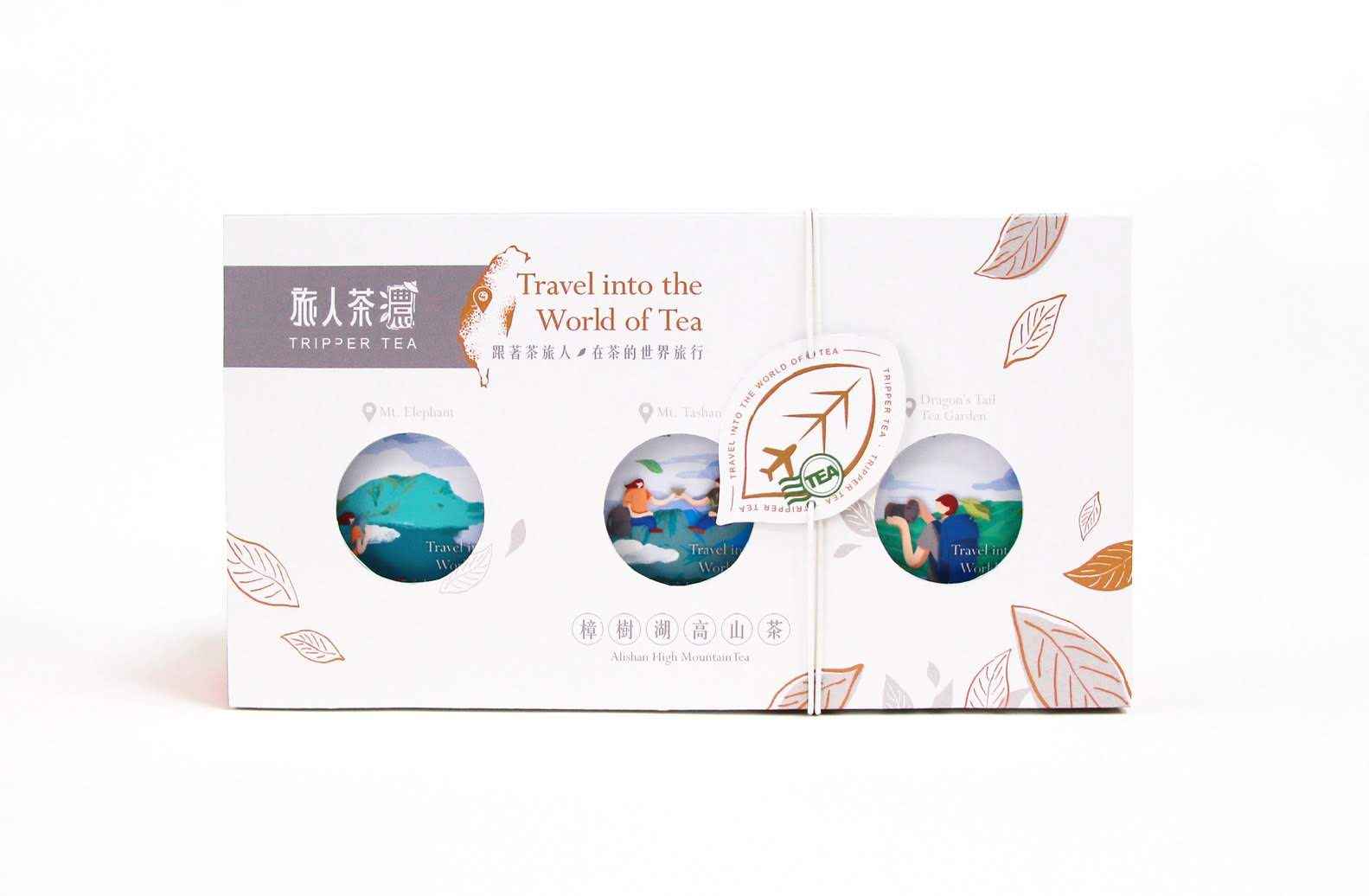 ♯ 旅人。茶濃 ♯<br /><br />旅行，將美好的事物記錄下來<br />職人，製作專業的好茶<br />享茶，品嘗茶的原味<br />情濃，將好茶分享給朋友<br />描述旅行者獨有的人生體驗、處處遇見100%的幸福感。<br /><br /><br />新推出的「茶旅行茶禮盒」，以呈現完整的樟樹湖風景給您為設計概念，<br />包括樟樹湖地標大象山、雄偉的大小塔山，還有我們的龍仔尾茶園，通通描繪成禮盒的背景。<br />搭配在地特色的三款茶：小葉種紅茶、青心烏龍、（貳柒金萱及好韻烏龍2選１），<br />希望透過品嚐阿里山茶區最具特色的三款茶，進而造訪太和樟樹湖來趟山慢茶旅行。<br /><br />禮盒上的吊牌可以作為杯墊使用，葉子裡的飛機代表在茶葉的世界旅行，<br />也象徵製茶過程中最重要的「走水」概念。