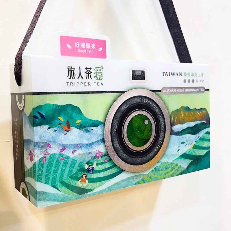 ♯ 關於。茶旅行立體茶包 ♯<br /><br />我們的立體茶包選用完整的半球形茶葉、條型紅茶，經過精製及輕烘焙，<br />在包裝上選用PLA材質充氮處理，延長賞味期限也讓您喝得放心。<br />新一批的立體茶包採用加大型的三角內袋讓原片茶葉充分釋放，<br />不需茶具即可方便的享用到優質高山茶的原味。<br /><br />【嚴選原片茶葉】、【經過精製烘焙】、【PLA三角內袋】（推薦給：忙碌的上班族及出門在外的背包客）<br /><br />＃4<br /><br />品名：好運攏來─三角立體茶包<br />成分：茶葉<br />淨重：10包入，每包3g（3種口味數量隨機出貨）<br />賞味期限：2年<br />製造日期：標示於盒底（2025年05月21日）