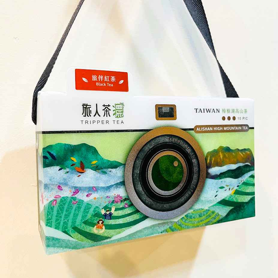 ♯ 關於。茶旅行立體茶包 ♯<br /><br />我們的立體茶包選用完整的半球形茶葉、條型紅茶，經過精製及輕烘焙，<br />在包裝上選用PLA材質充氮處理，延長賞味期限也讓您喝得放心。<br />新一批的立體茶包採用加大型的三角內袋讓原片茶葉充分釋放，<br />不需茶具即可方便的享用到優質高山茶的原味。<br /><br />【嚴選原片茶葉】、【經過精製烘焙】、【PLA三角內袋】（推薦給：忙碌的上班族及出門在外的背包客）<br /><br />＃2<br />品名：旅伴紅茶─三角立體茶包<br />成分：青心烏龍茶葉<br />淨重：10包入，每包3g<br />賞味期限：2年<br />製造日期：標示於盒底（2025年03月13日）