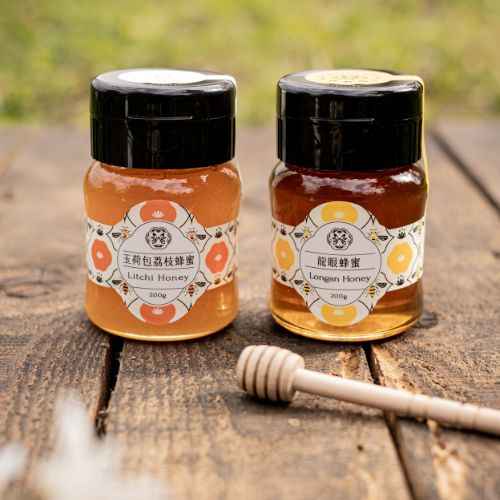 「大地蜜禮」蜂蜜禮盒，來自大自然的甜蜜饋贈，<br />精選上等玉荷包荔枝蜜與龍眼蜜，一次品嚐到兩種不同的風味。<br /><br />玉荷包荔枝蜜散發著淡雅的花果香氣，口感清新柔順；<br />龍眼蜜則濃郁醇厚，帶有獨特的木質香調，兩者都是天然純淨的珍品。