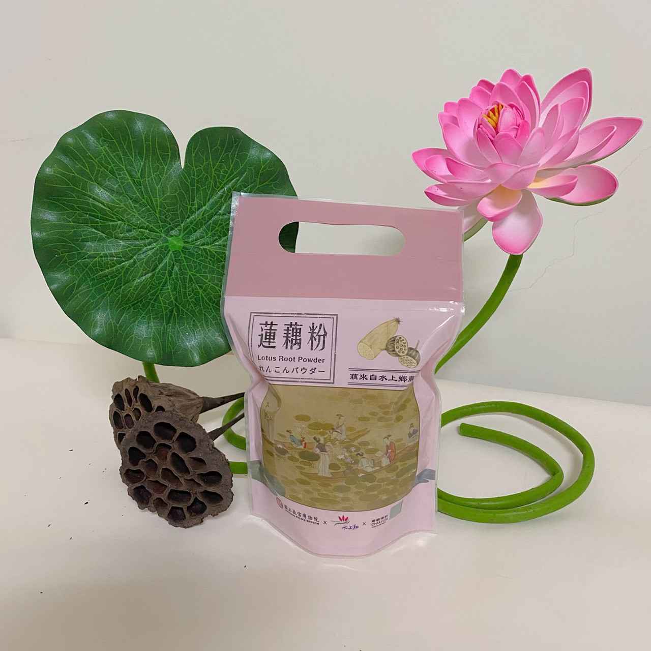 【產品特色】<br />清涼退火，消暑、生津止渴、降低煩渴、開胃、促進消化，是天然食品。<br />【使用方法說明】<br />1.水1000cc、蓮藕粉30-45公克的三湯匙，水煮開100度C，均勻灑下蓮藕粉、糖適量攪拌，冷熱飲用清涼可口。<br />2.可與牛奶、咖啡、果汁一起沖泡，風味奇佳。