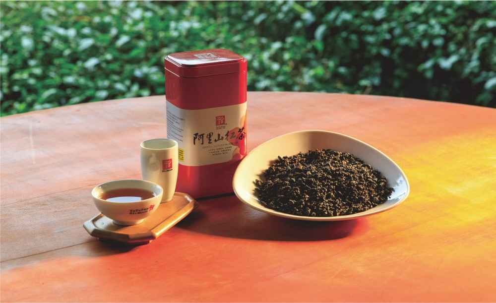 烏龍蜜香紅茶，種植1500米，有淡淡的蜜香味道，非常的耐泡。