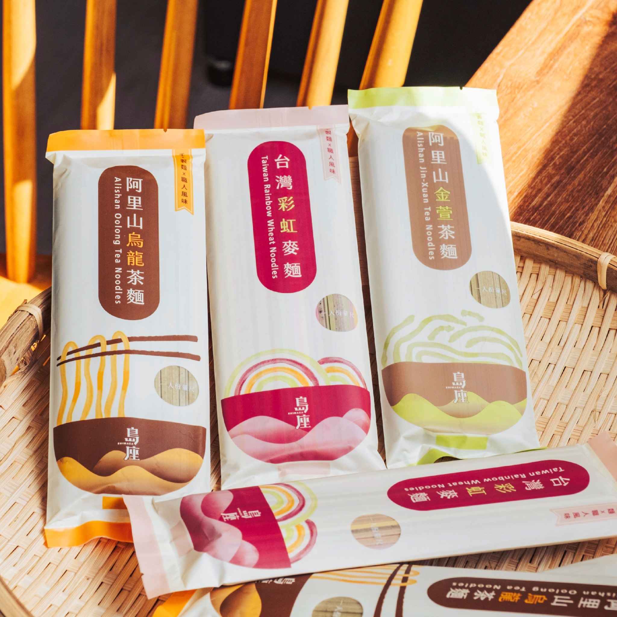 採用100%手採原葉精製阿里山高山金萱茶為麵條上色，謹遵古法研製，精湛技藝，以手工製麵一片麵條複合128層，經低溫熟成展現條麵筋性與韌性，呈現獨特島座職人製麵風味。