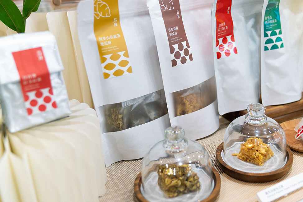 採用整顆質優的台灣台農57號地瓜與阿里山高山烏龍茶製作，不使用精緻澱粉與麵粉，地瓜酥具有地瓜的甘潤香甜與烏龍茶韻的香氣濃郁，風味極佳。