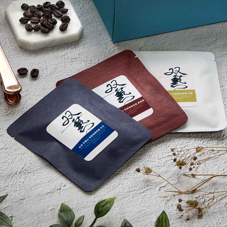 咖啡豆經過多次手挑篩選、杯測師檢驗、自家烘焙品質把關，表現出台灣咖啡豆高醇厚風味，3種處理法一次擁有，並且使用老闆原創設計的禮盒包裝。 值得懂得細心品味的您。<br /><br />✔首席日曬處理法<br />◆風味: 青蘋果、烏梅、黑巧克力<br />◆焙度: 中焙<br /><br />✔ 經典水洗處理法<br />◆風味: 烏梅、核桃、紅茶、牛奶巧克力<br />◆焙度: 中焙<br /><br />✔頂級蜜製處理法<br />◆風味: 烏梅、核桃、蜜餞<br />◆焙度: 中焙<br /><br />產地: 嘉義縣梅山鄉碧湖村<br />品種: 波旁+鐵皮卡