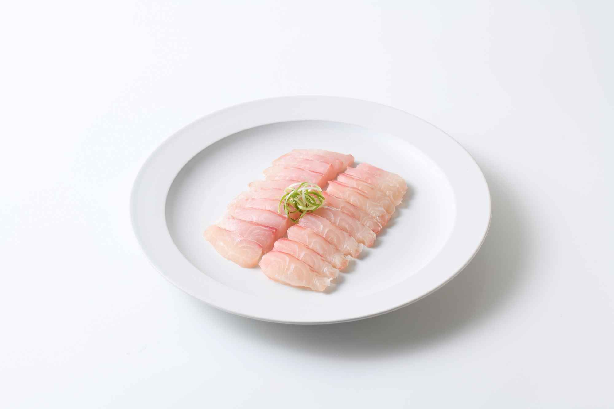 1、肉質厚實:白肉魚,肉片大塊、刺少,口感Q彈,適合家庭與餐飲業者使用。
<br />2、料理靈活:可煎、烤、炸、紅燒或加工成蒲燒鯛、魚排,方便快速上桌。
<br />3、永續養殖:台灣養殖業友善環境及安全檢驗,產品安心、符合國際市場需求。