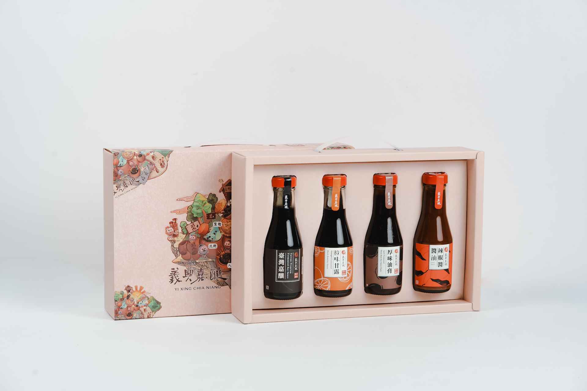 台灣風土的純粹原味，精選本產黑豆，承襲古法甕釀日曬工藝，時光沉澱出醬香的深邃層次。「醬蘊之藏」禮盒，精心集結四款醬香，歲月的淬鍊，呈現最純粹的發酵風味，無論是純粹的黑豆原香、微甜果香、細膩甘醇、溫潤辛香，每一滴都是對味蕾的款待。<br />臺灣嘉釀-涵藏540天日曬熟成的精釀醬油，尾韻自然回甘，展現台灣道地風味。<br />橙味甘露-當台灣黑豆遇上民雄金桔、雲林佛利蒙柑橘，柑橘的清新果香輕盈環繞，為醇厚豆香增添明亮感。<br />厚味油膏-獨特的味美甘甜，賦予黑豆蔭油全新的風味，適中的甘甜鹹和恰好的醬香。<br />醬油辣椒醬-選用溪口辣椒，溫潤辣感為各類料理增添層次感與風味，是台灣小吃沾醬首選。