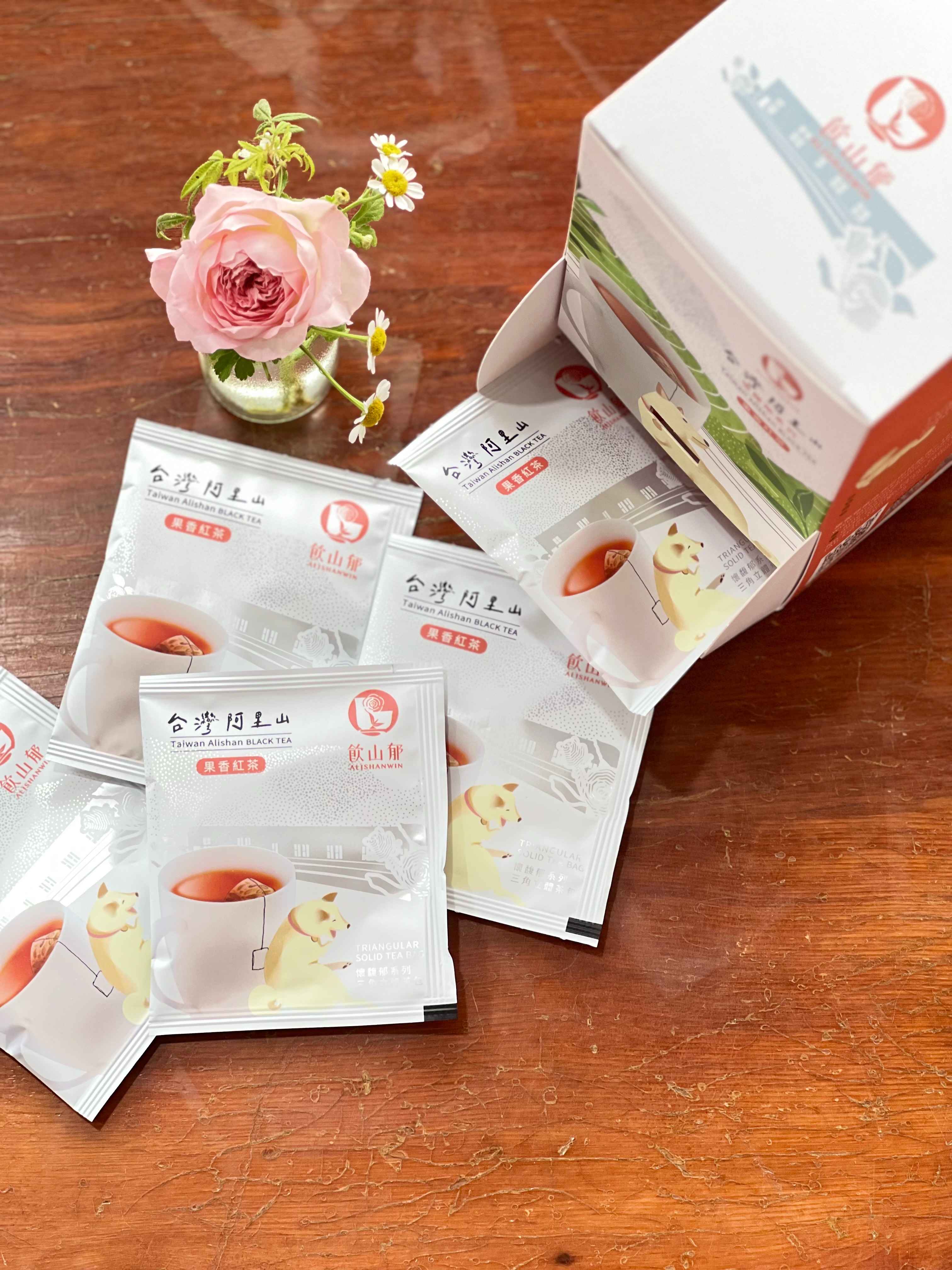 ~為年輕人開啟喝好茶的一扇門~<br />利用抽取式包裝盒方式，讓年輕人可以方便抽取，且茶湯的顏色鮮明，讓每個人可以隨著心情挑選喜歡的茶品。<br />如果你想簡單喝好茶，千萬別錯過這款抽取式的三角立體茶包...<br />把春季高山紅茶納入三角立體茶包，茶包耐泡不苦澀更讓大家可以隨時輕鬆喝好茶。